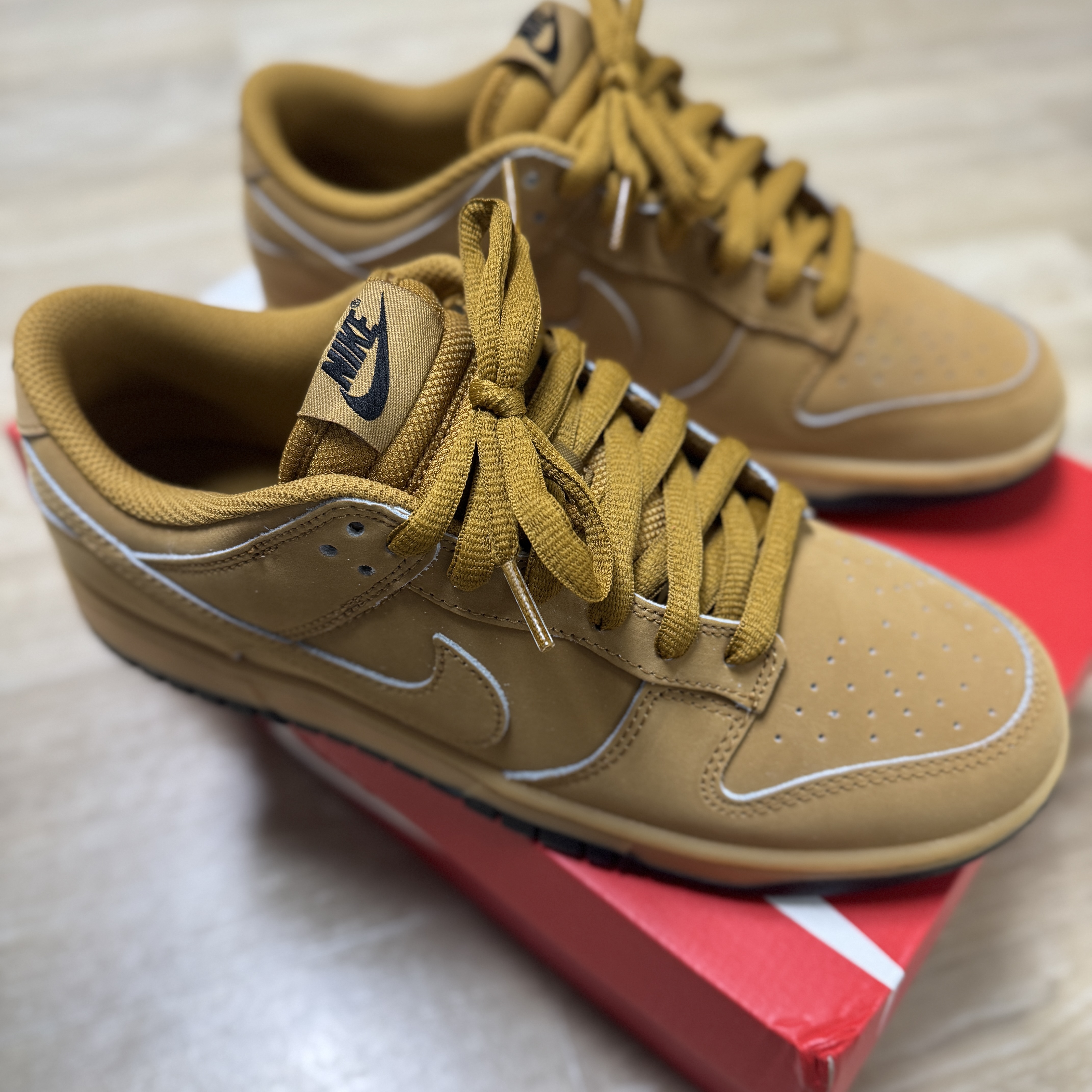 Nike Dunk Low Retro SE Wheat Gum Yellow 착용 스타일 - 2