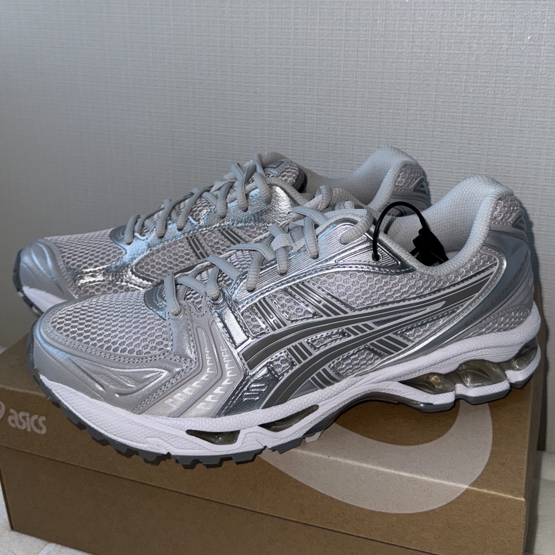 (W) Asics Gel-Kayano 14 Cloud Grey Clay Grey 착용 스타일 - 2