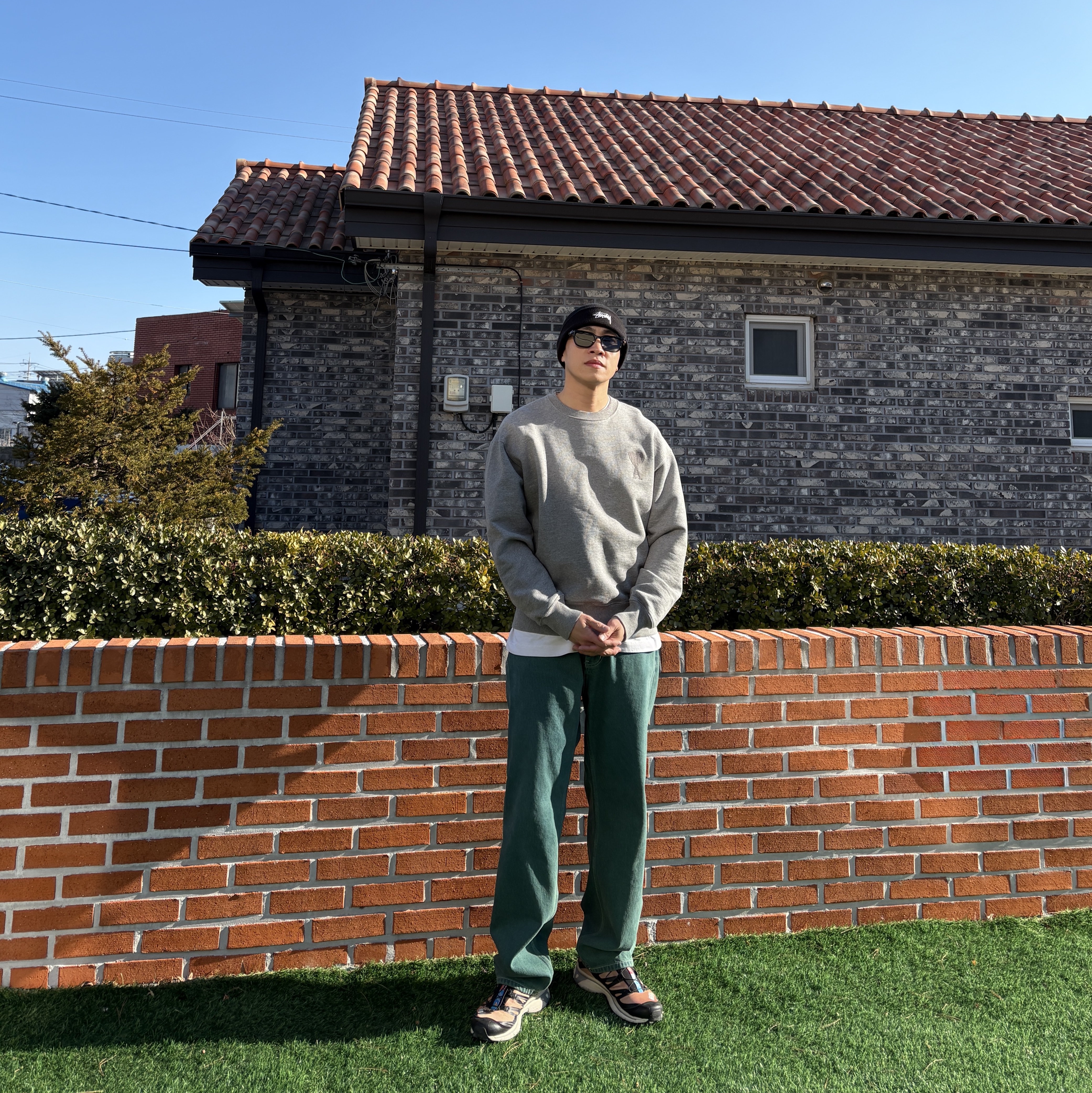 AMI de Coeur Tone-On-Tone Sweatshirt Heather Grey, Salomon XT-4 Tobacco Brown 착용 스타일 - 1