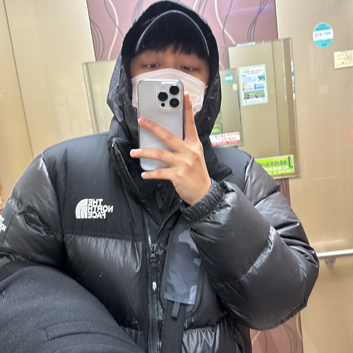 노스페이스 1996 에코 눕시 자켓 리얼 블랙, 우영미 실리콘 로고 볼캡 블랙 - 24FW 착용 스타일 - 1