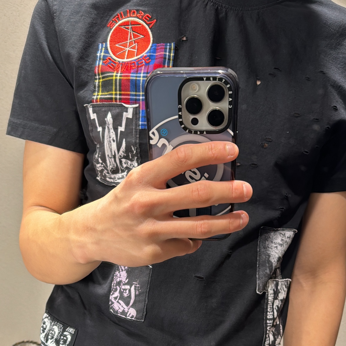 Zara x Andersson Bell Clogs Red, Zara x Andersson Bell Graphic Patch T-Shirt Black 착용 스타일 - 2