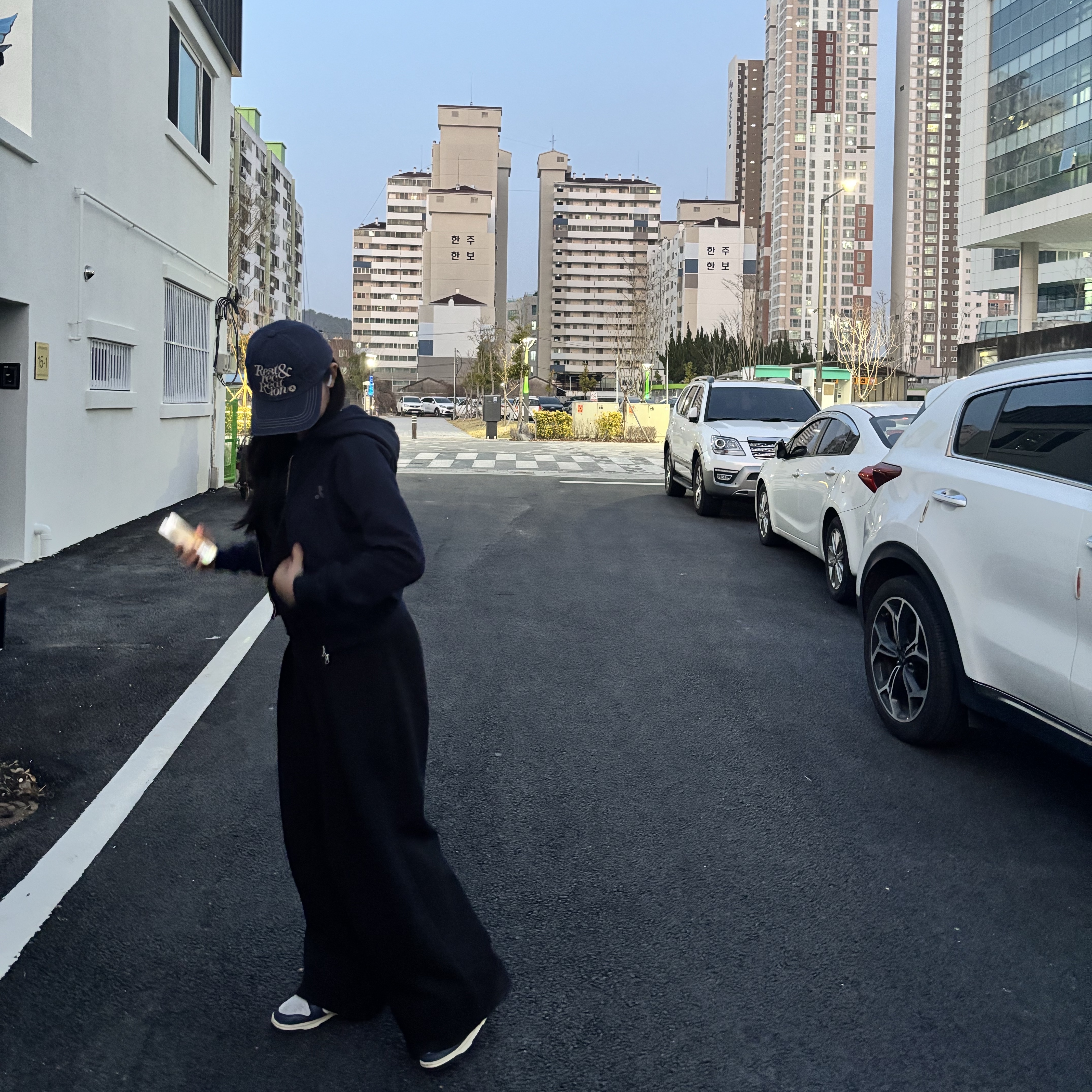 (W) Nike Dunk Low PRM Midnight Navy and White 착용 스타일 - 1