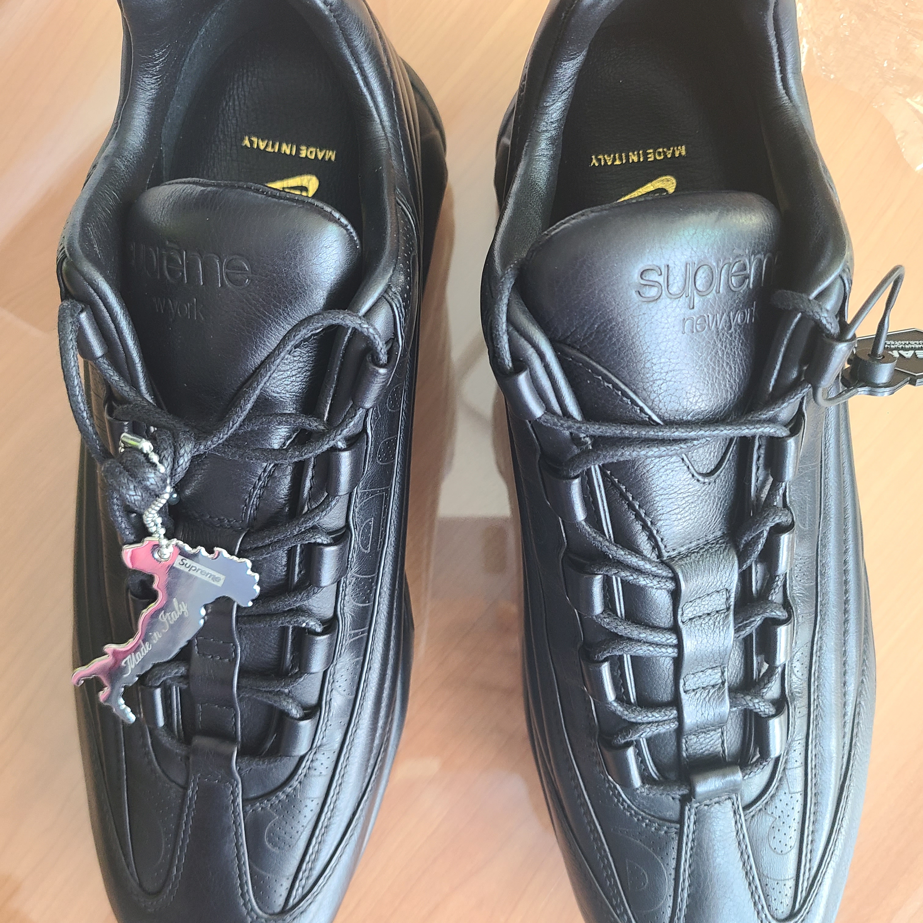 Nike x Supreme Air Max 95 Lux Triple Black 착용 스타일
