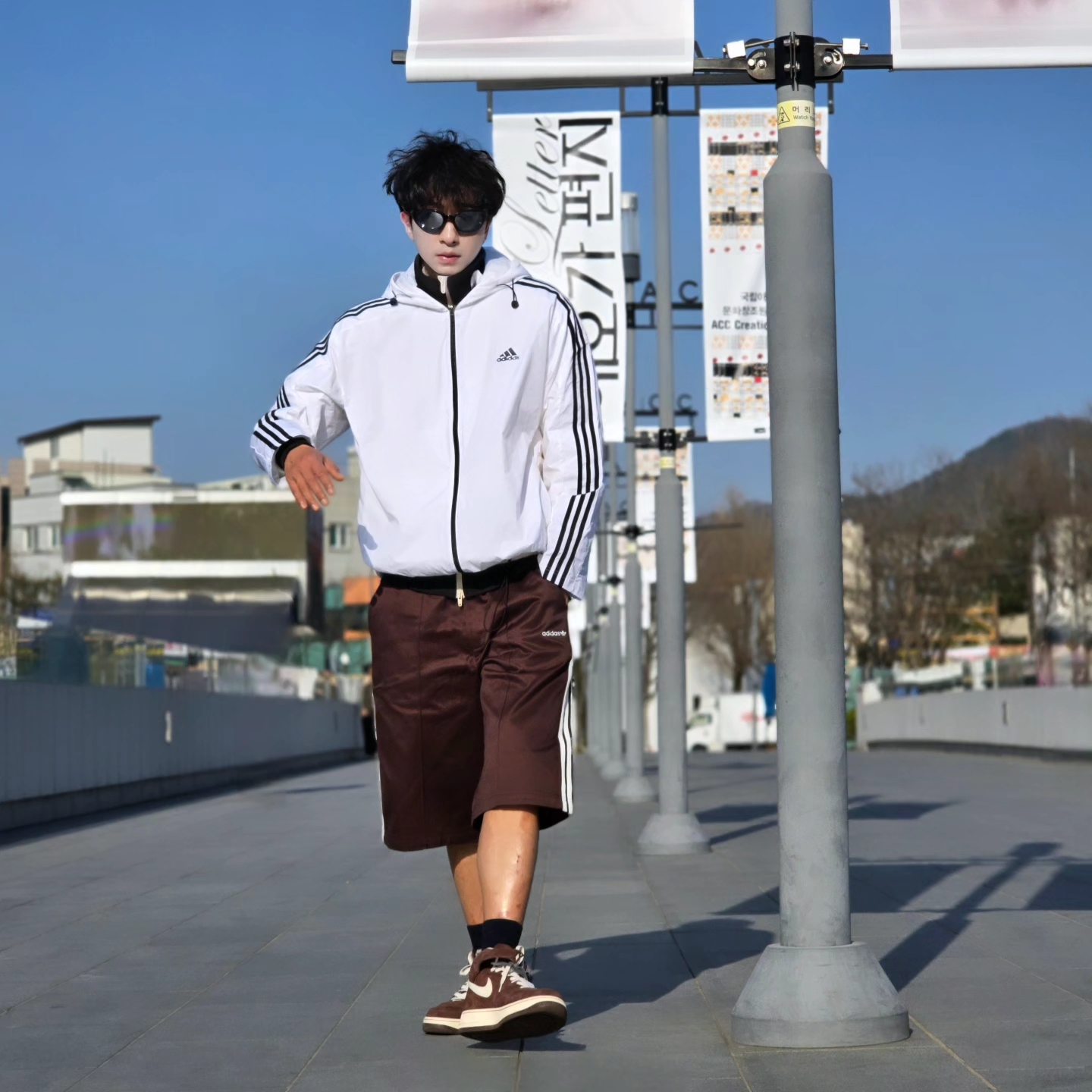 Adidas Essential 3S Woven Windbreaker Jacket White - KR Sizing, Adidas 80s Loose Buttoned 3-Stripes 11 Inch Bermuda Shorts Shadow Brown - KR Sizing 착용 스타일 - 2