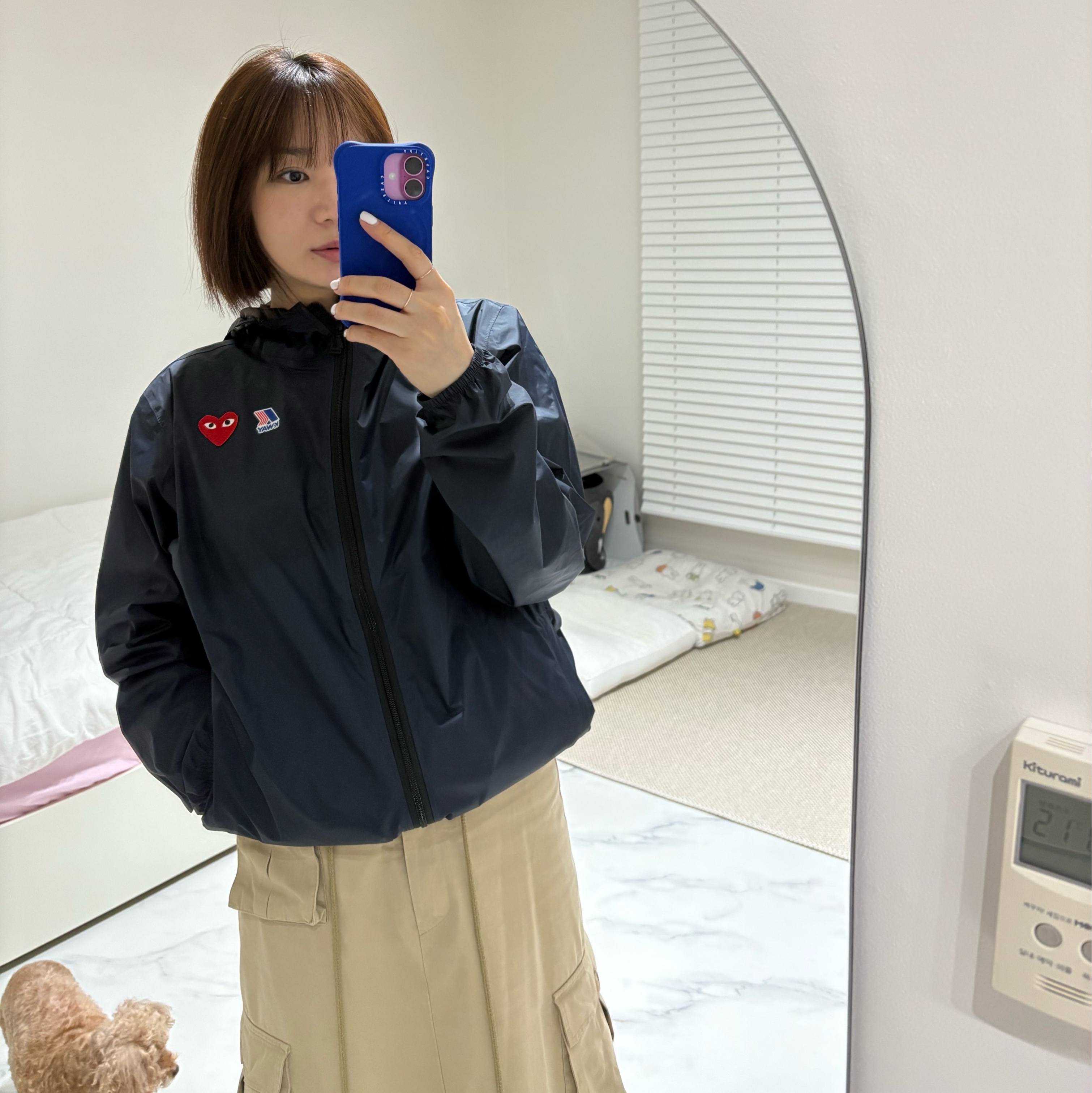 플레이 꼼데가르송 x 까웨 풀 집 자켓 네이비 착용 스타일