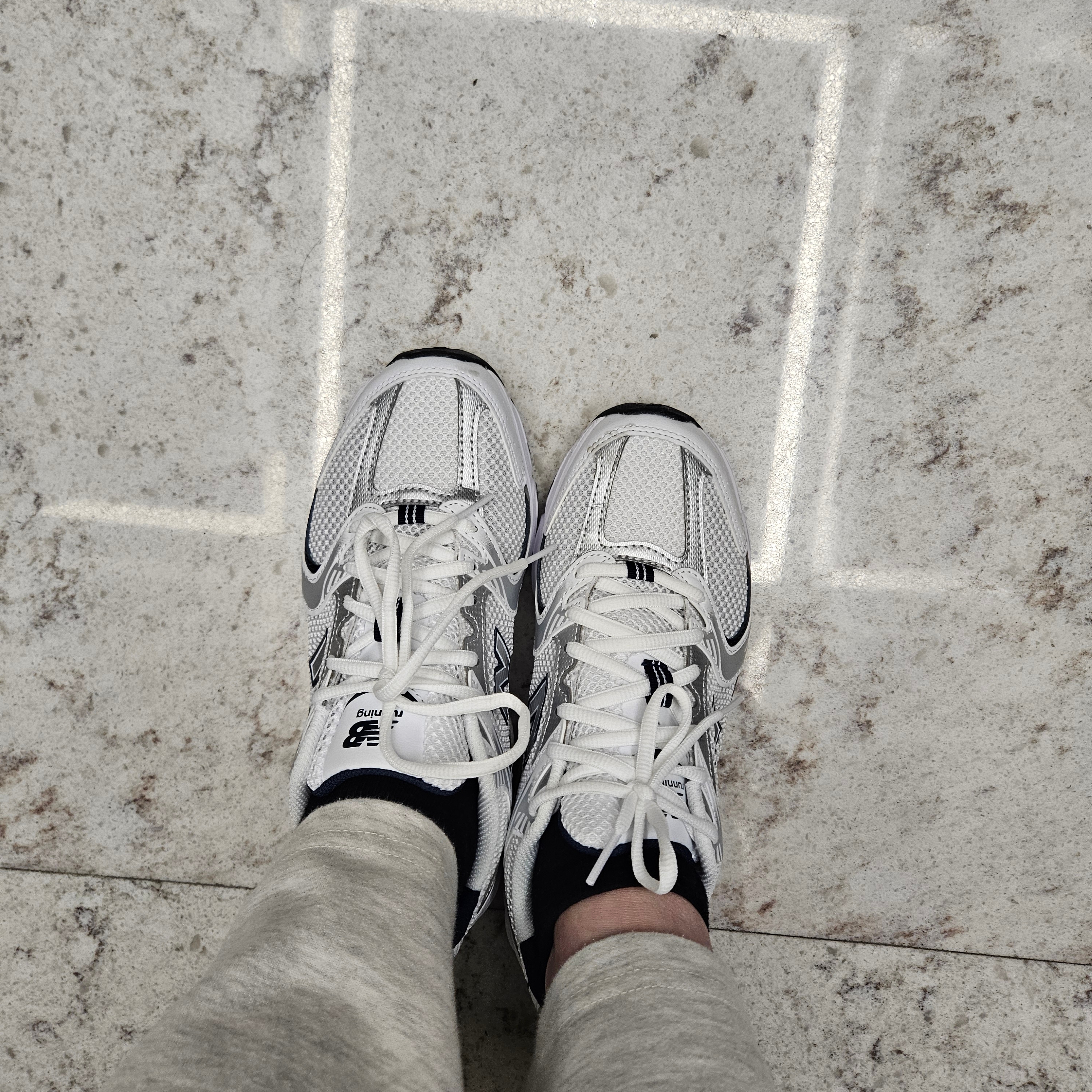 New Balance 530 White 착용 스타일 - 1