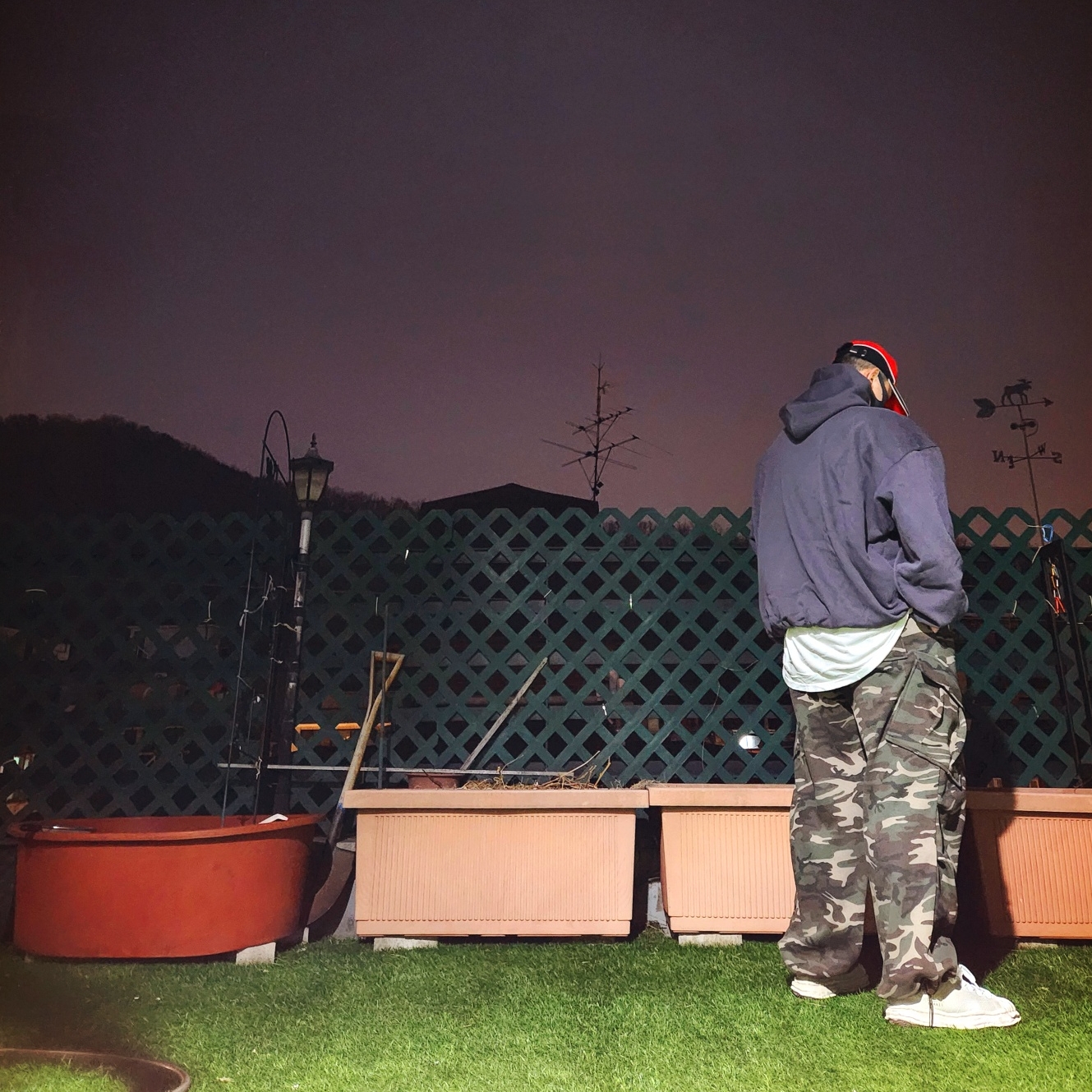 Diesel C-Dale Distressed Colour-Block Baseball Cap Red, Yeezy Gap Engineered By Balenciaga Logo Hoodie Dark Grey 착용 스타일 - 3