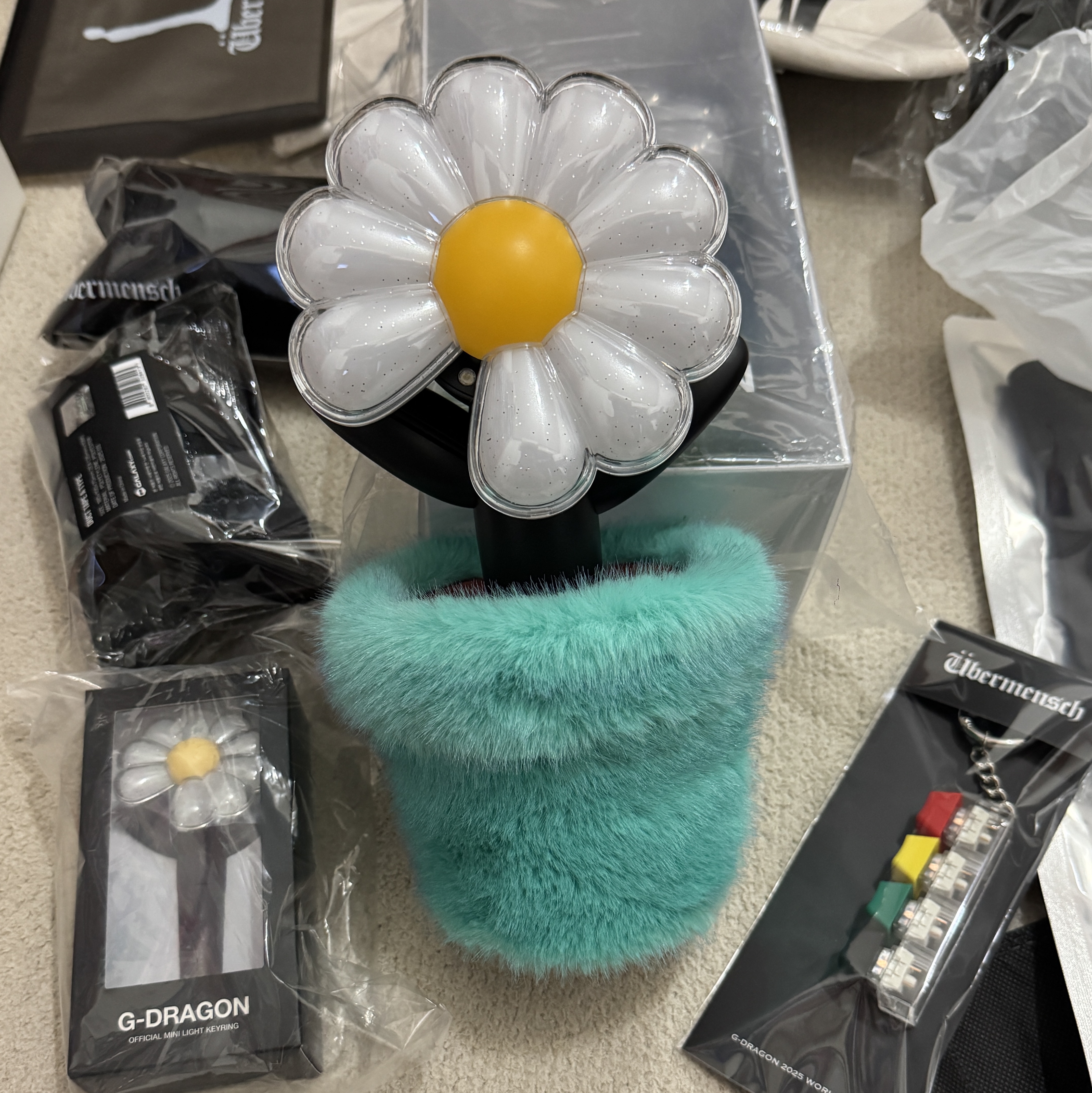 G-DRAGON Ubermensch Light Stick Cradle Cover Mint 착용 스타일