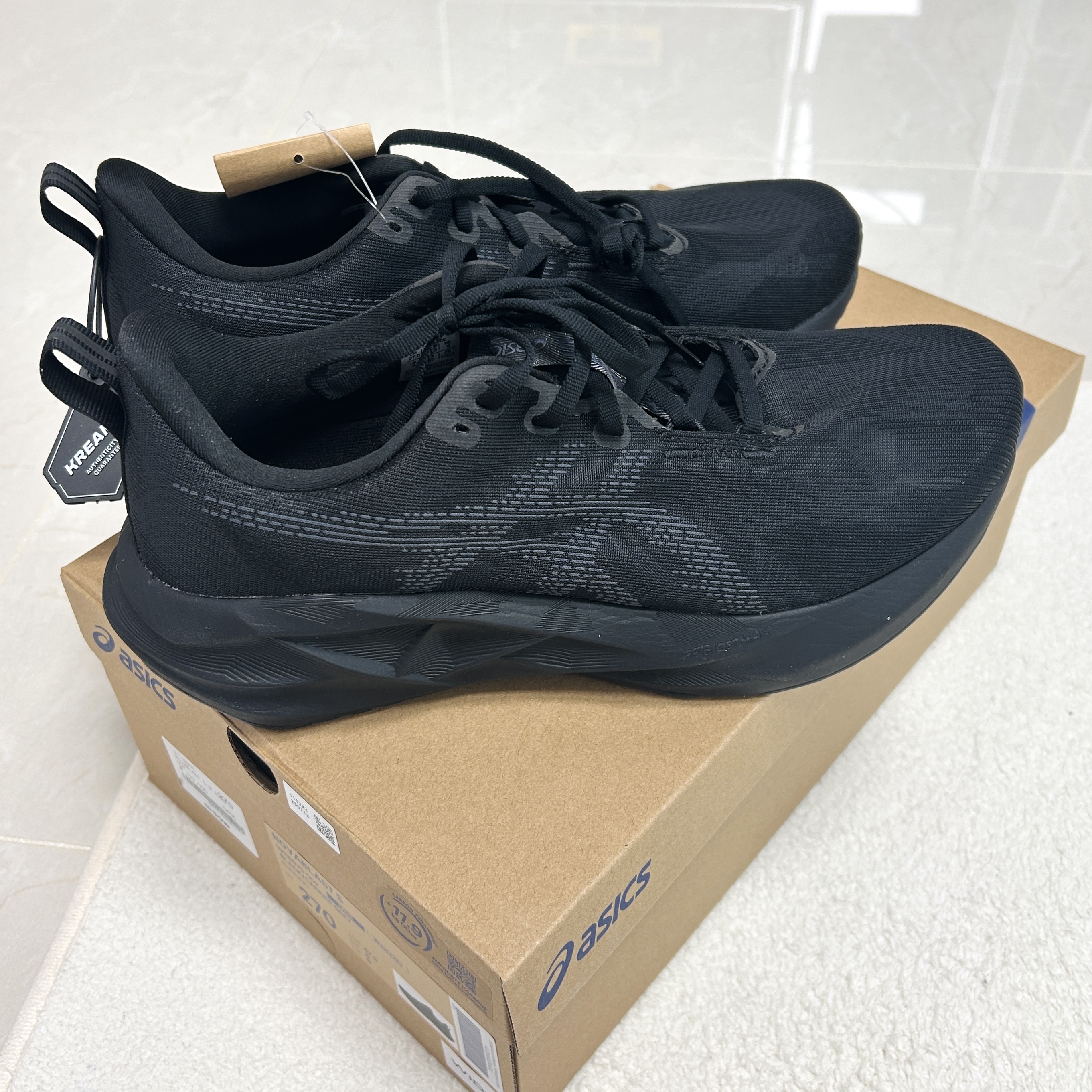 Asics Novablast 5 Black Carrier Grey - 2E Wide 착용 스타일 - 4