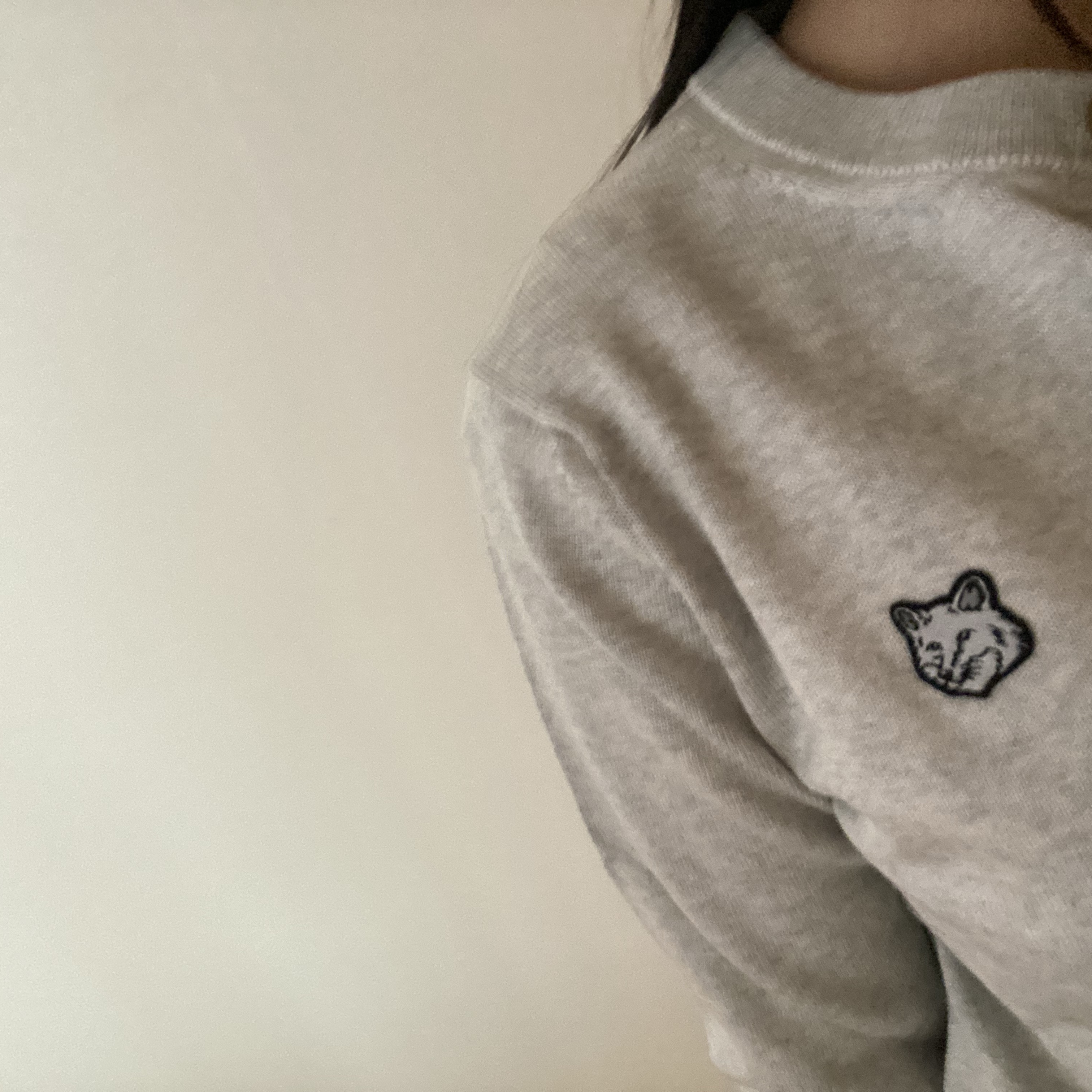 (W) Maison Kitsune Bold Fox Head Patch Regular Cardigan Light Grey Melange 착용 스타일