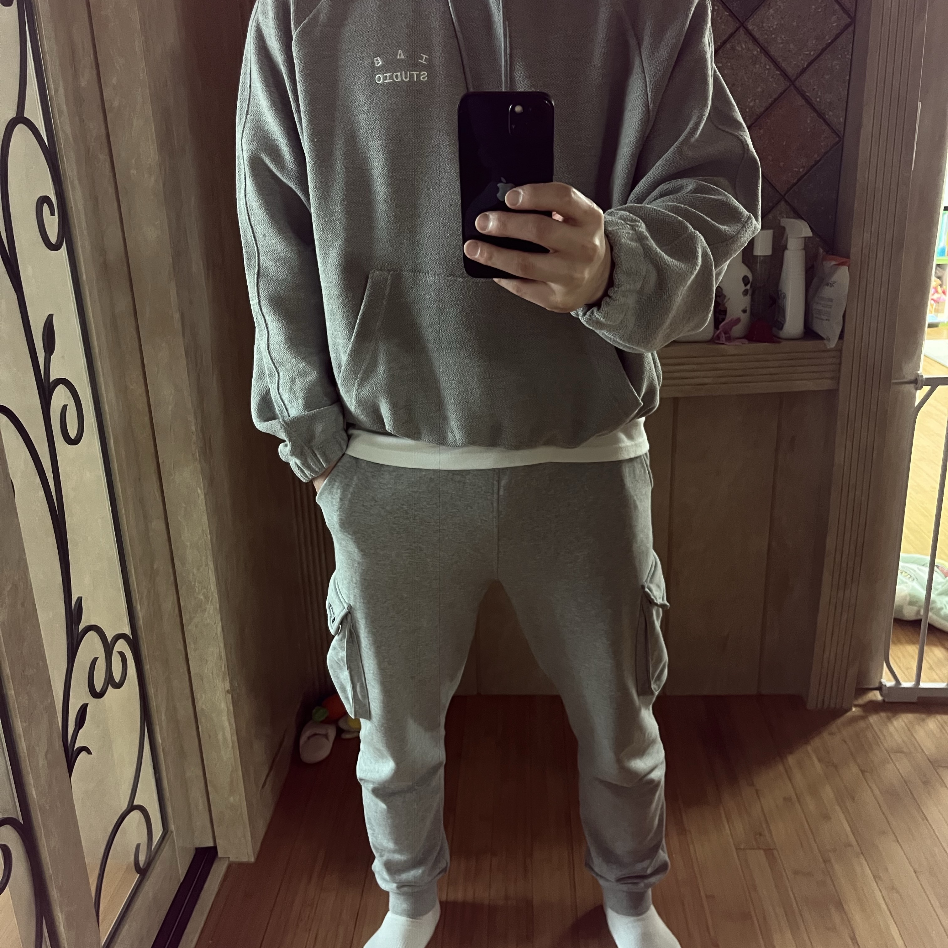 IAB Studio Herringbone Hoodie Gray White 착용 스타일