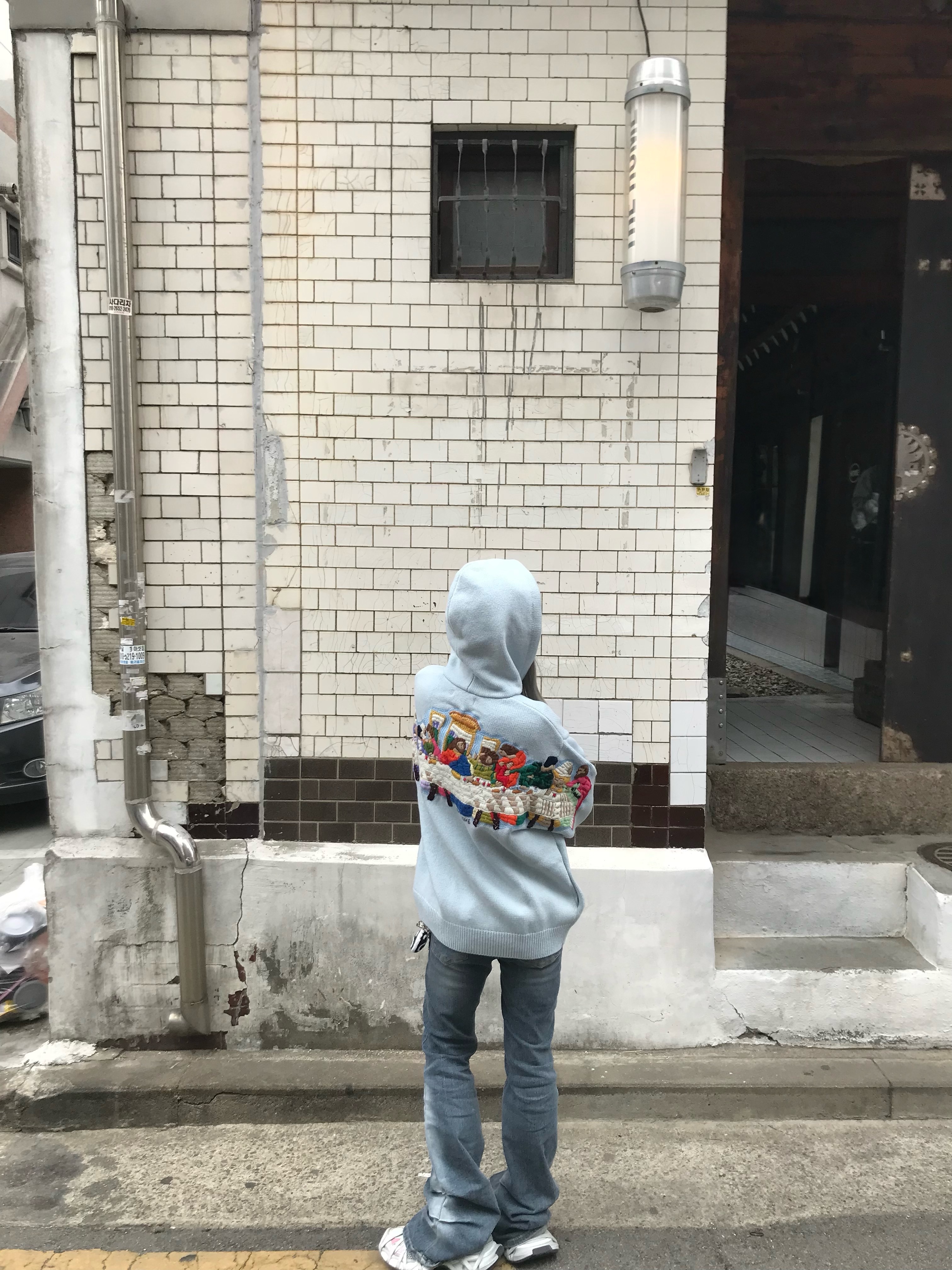슈프림 라스트 서퍼 자수 집업 후드 스웨터 라이트 블루 - 25SS, 스투시 SS 링크 비디드 볼 키체인 블랙 착용 스타일 - 2