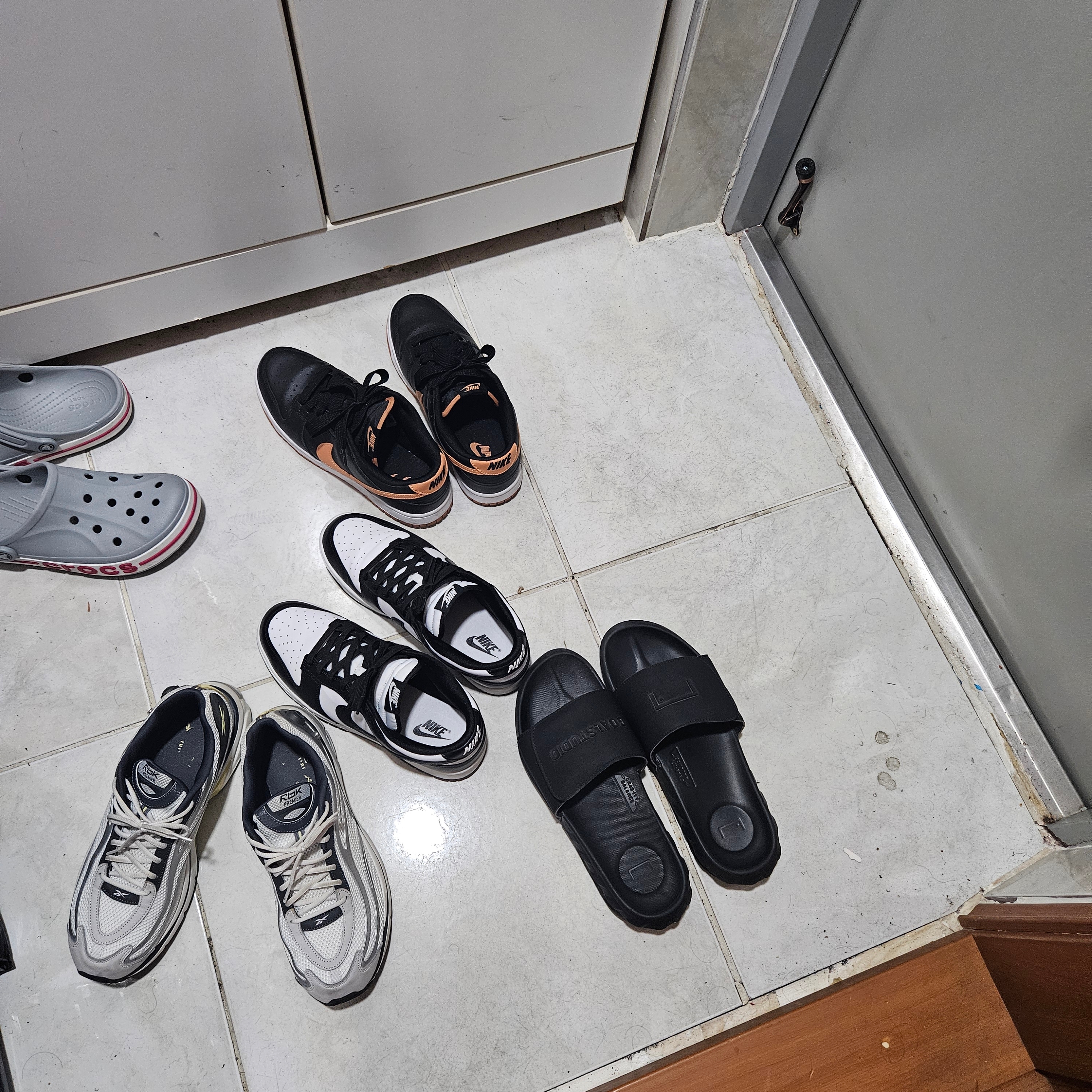 Reebok x Liful Premier Pump Paris Grey, Nike Dunk Low Retro Black 착용 스타일