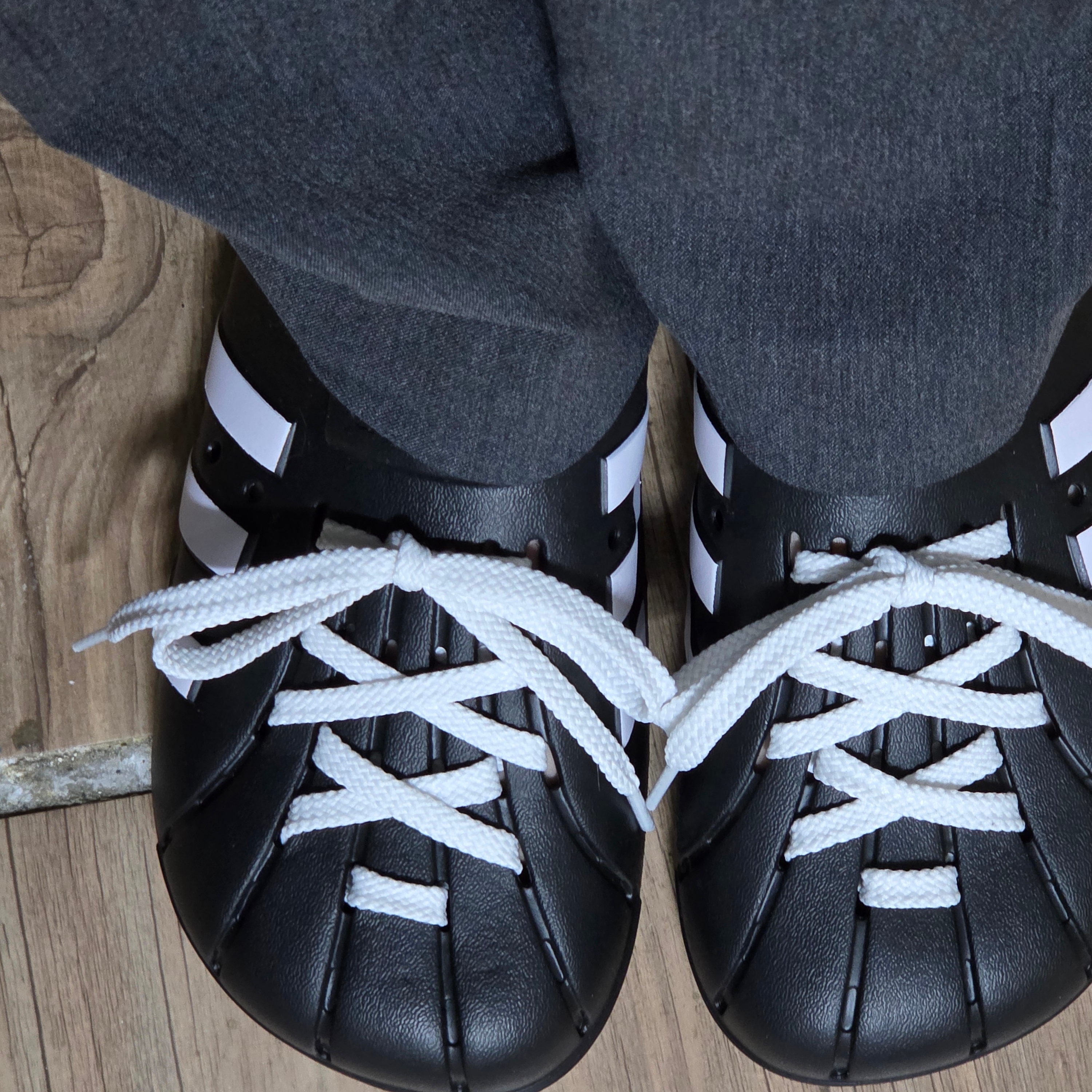 Adidas Adilette Clog Black White 착용 스타일 - 1