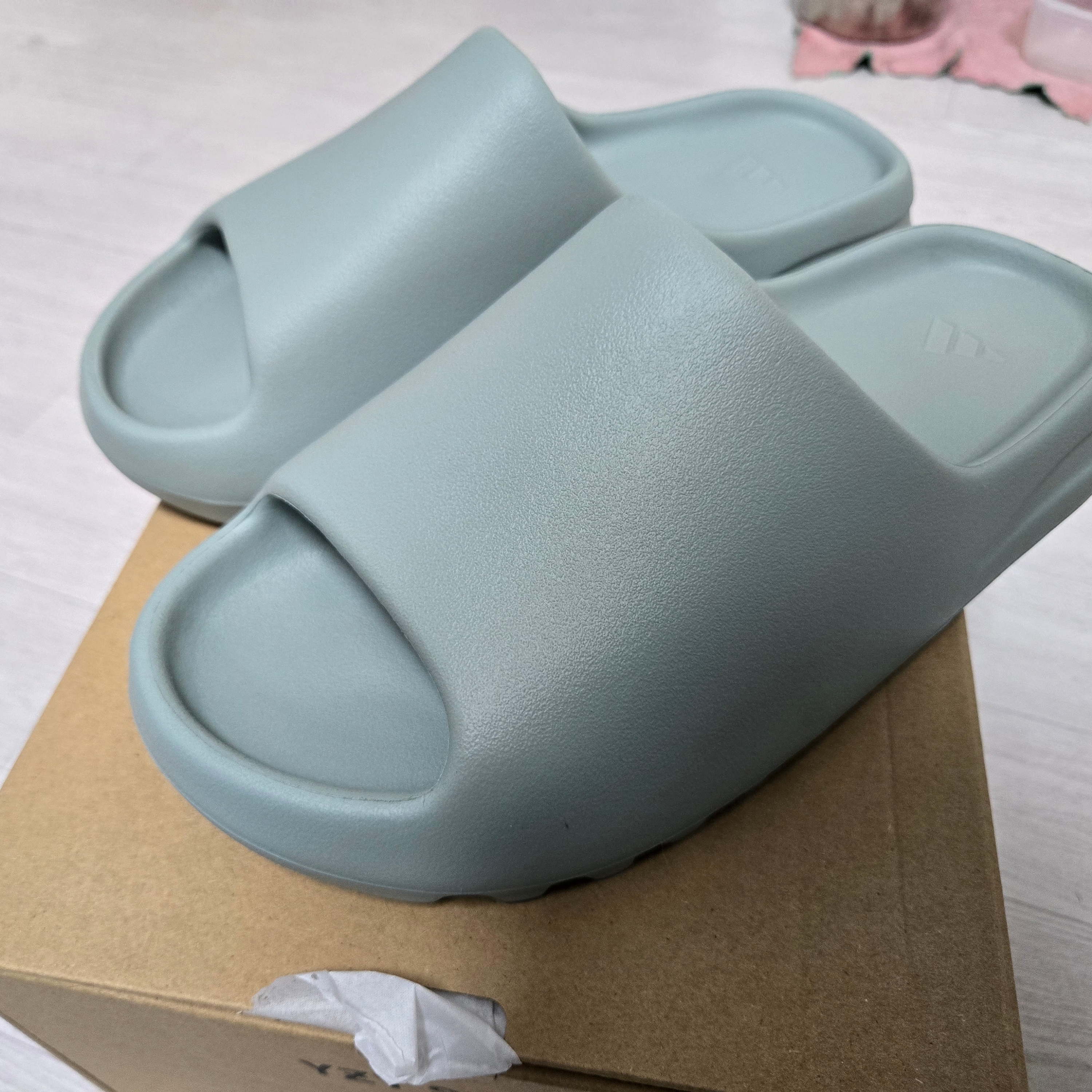 Adidas Yeezy Slide Salt 착용 스타일