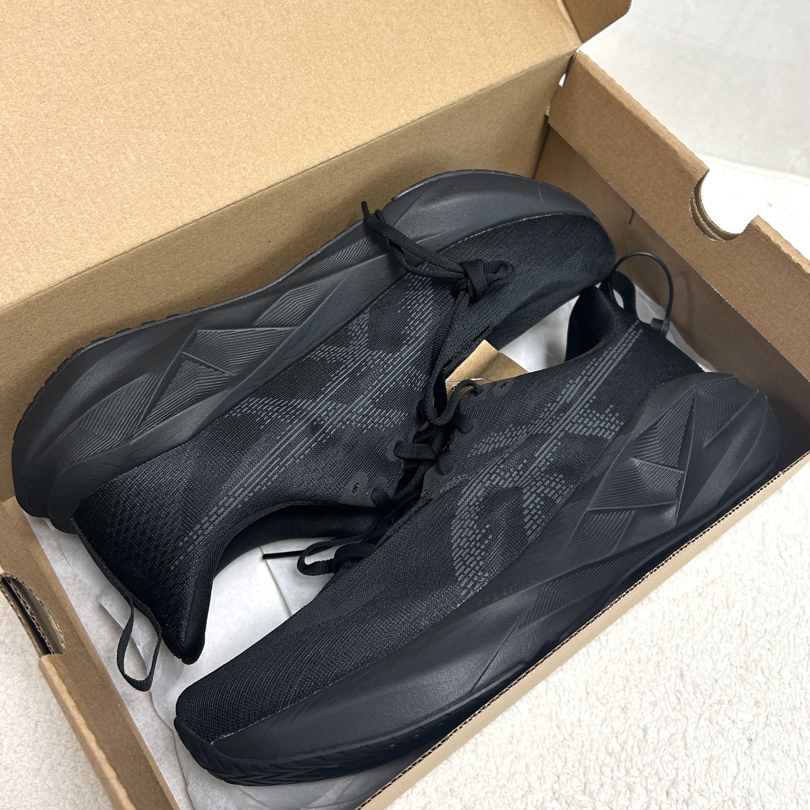 Asics Novablast 5 Black Carrier Grey - 2E Wide 착용 스타일 - 2