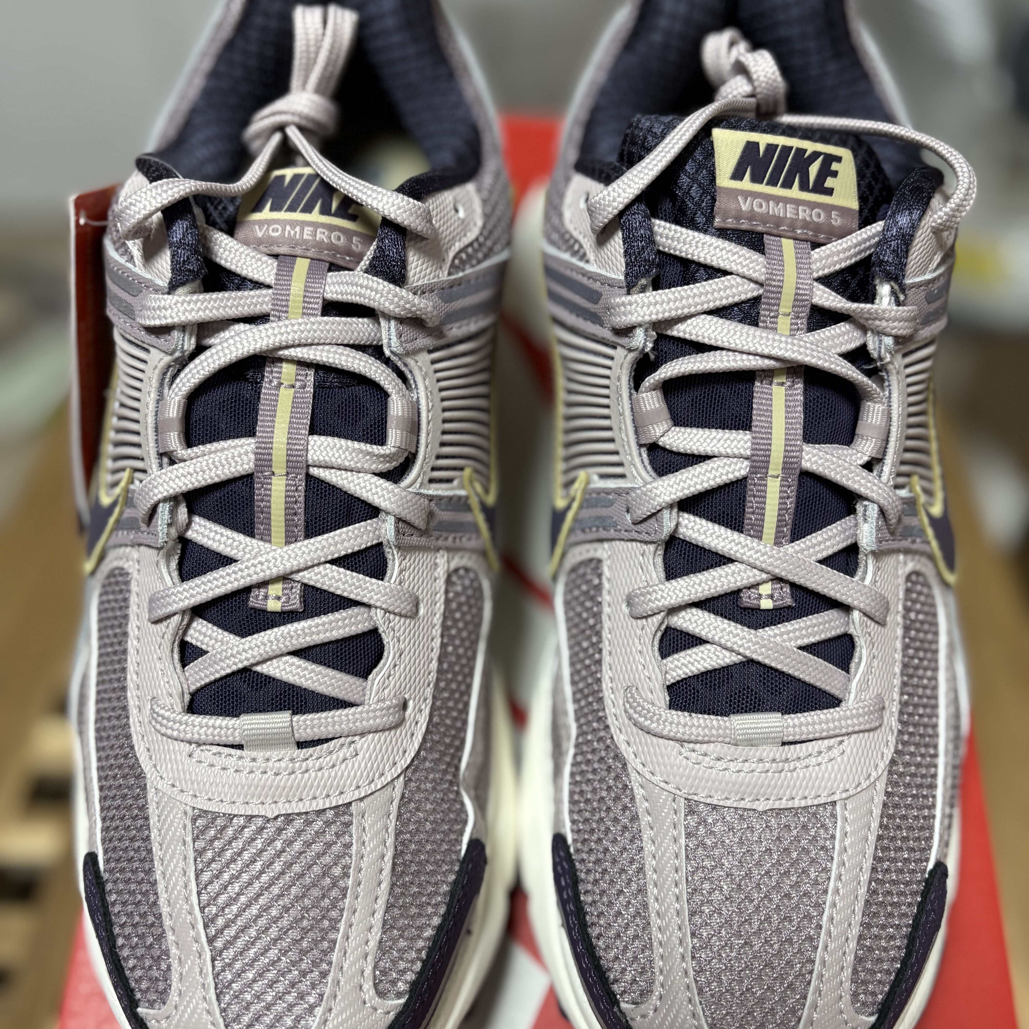 Nike Zoom Vomero 5 Platinum Violet Dark Raisin 착용 스타일 - 4