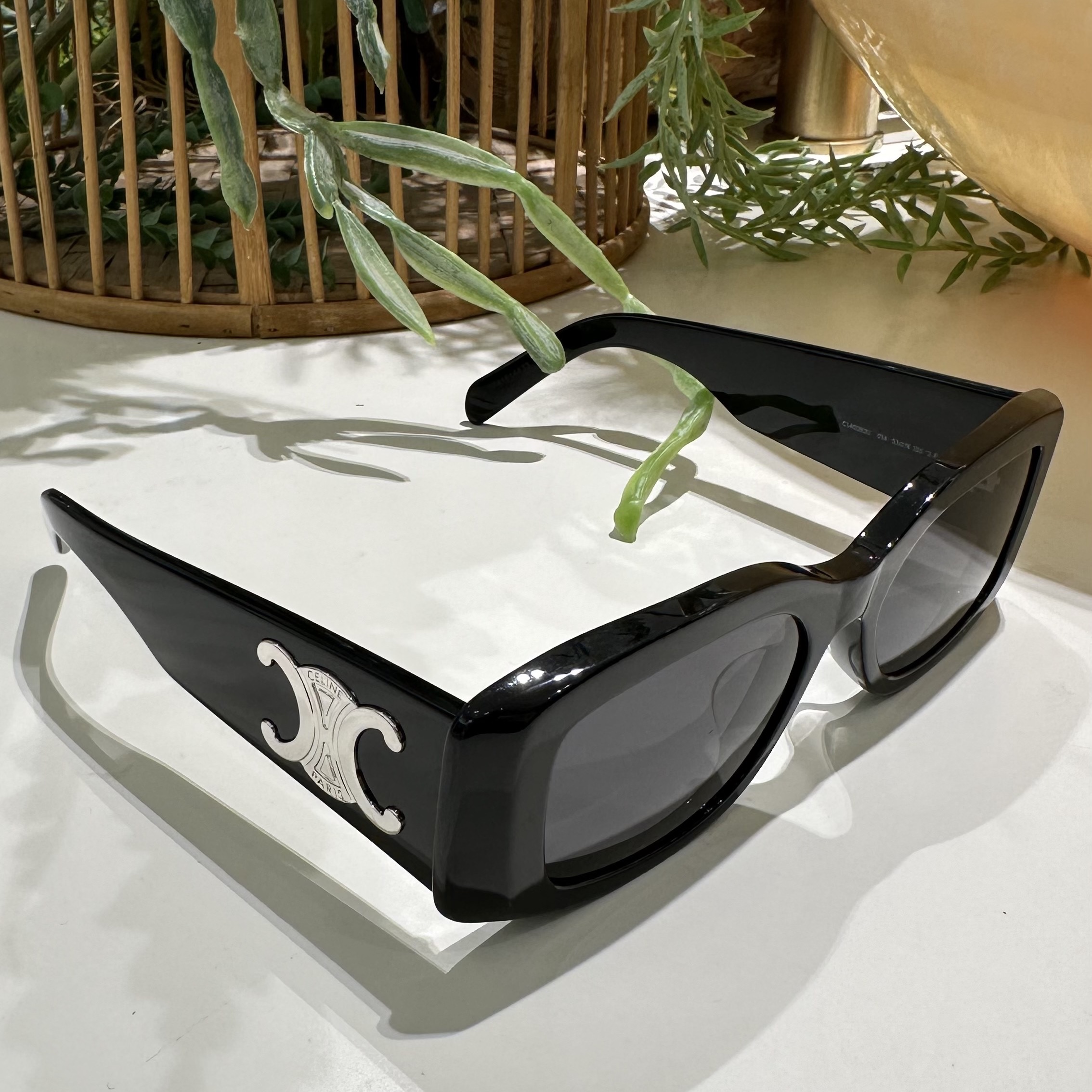 (W) Celine Triomphe XL 01 Sunglasses in Acetate Black 착용 스타일