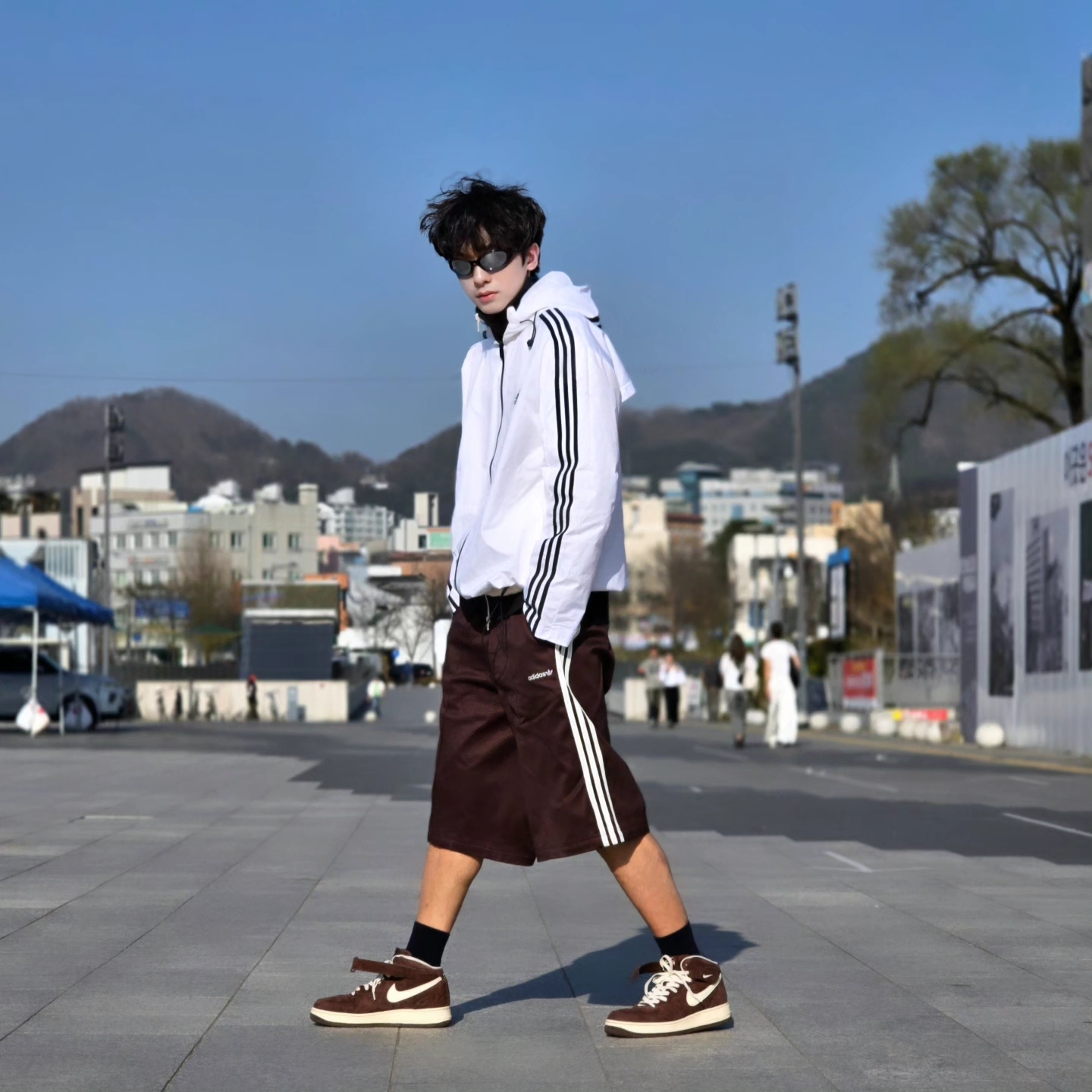 Adidas Essential 3S Woven Windbreaker Jacket White - KR Sizing, Adidas 80s Loose Buttoned 3-Stripes 11 Inch Bermuda Shorts Shadow Brown - KR Sizing 착용 스타일 - 4