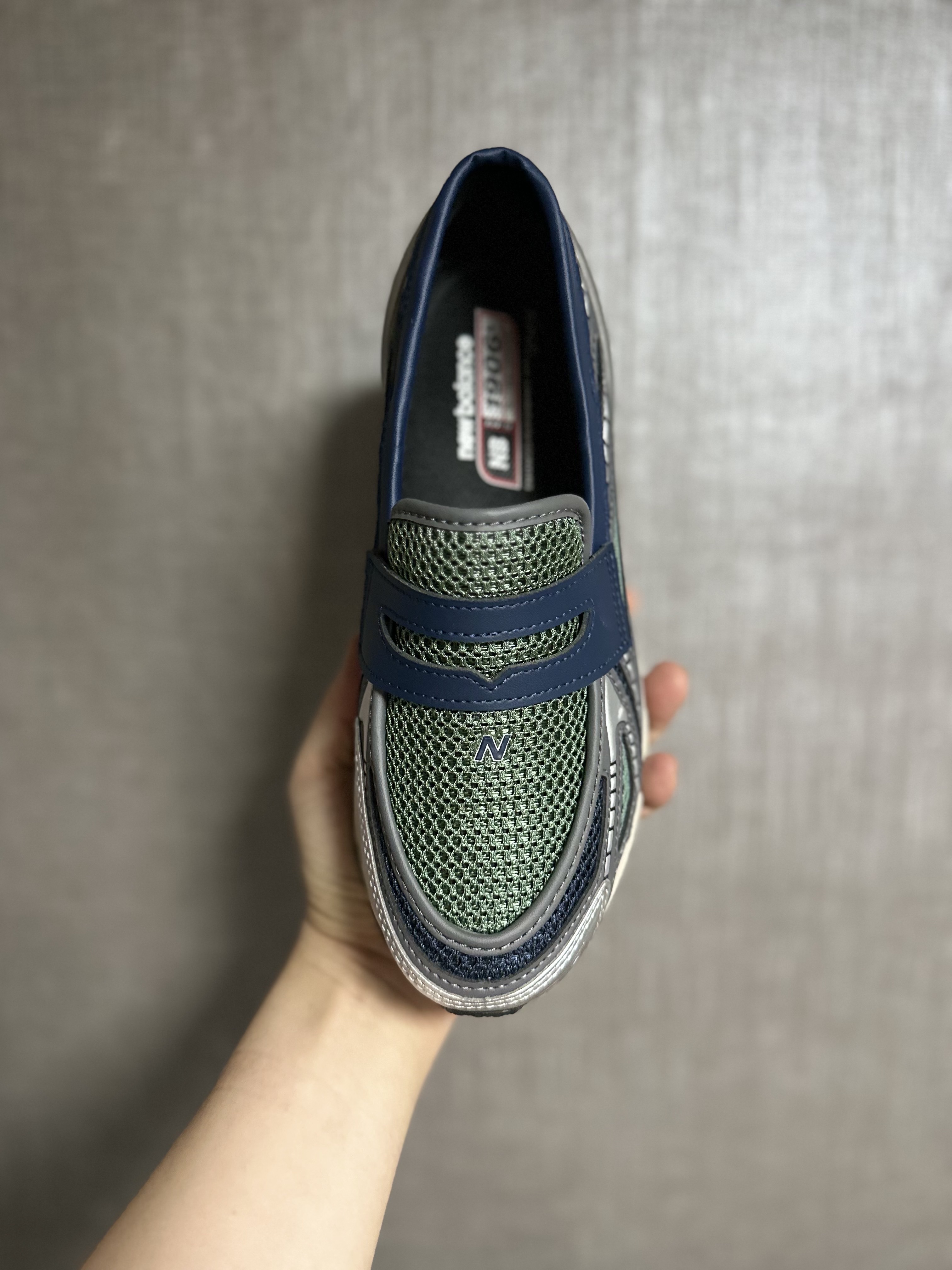 New Balance 1906L Silver Metallic Navy 착용 스타일 - 1