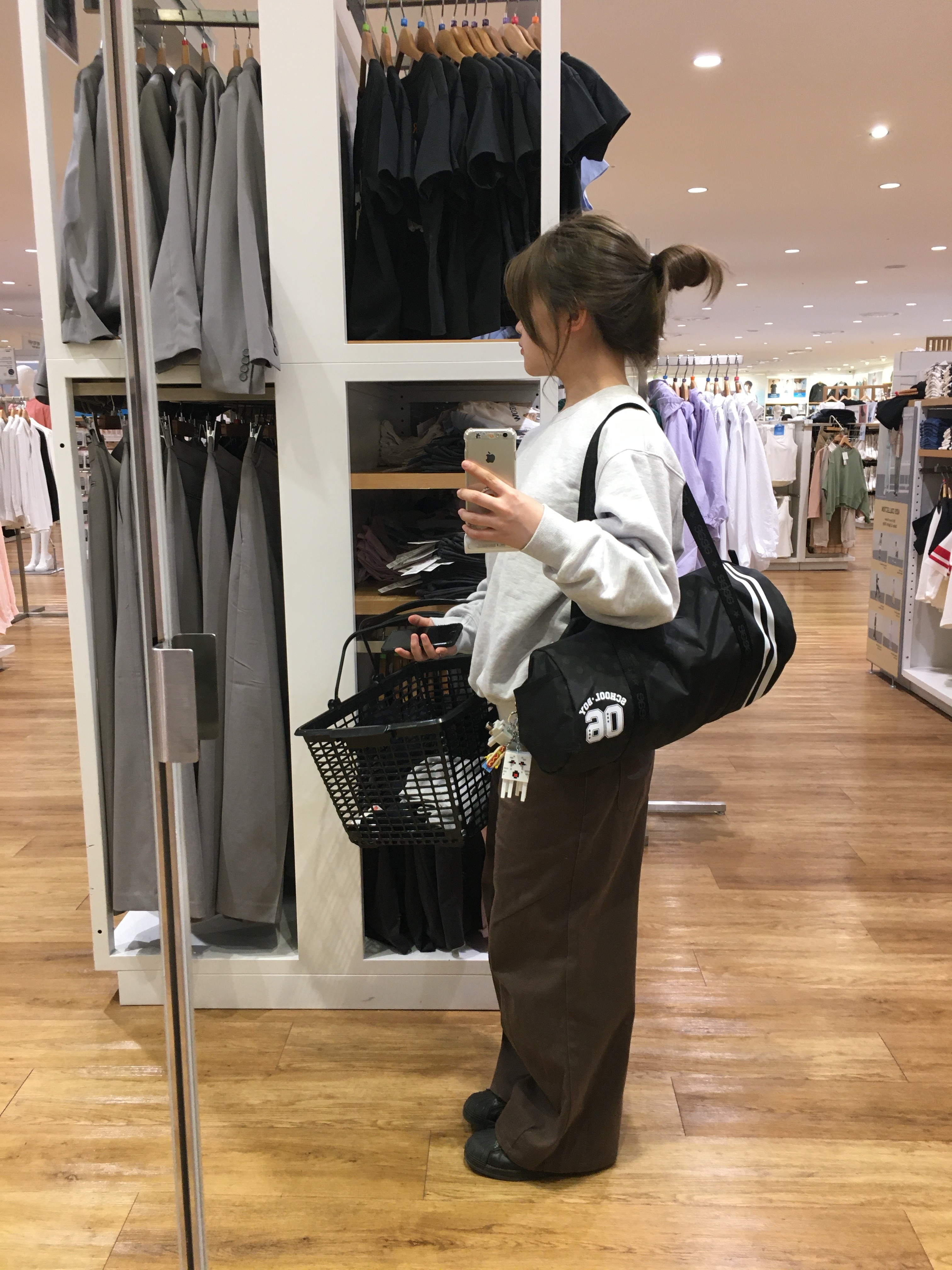 Adidas Superstar Core Black White, AEAE School Boy Duffle Bag Dot Black 착용 스타일 - 6