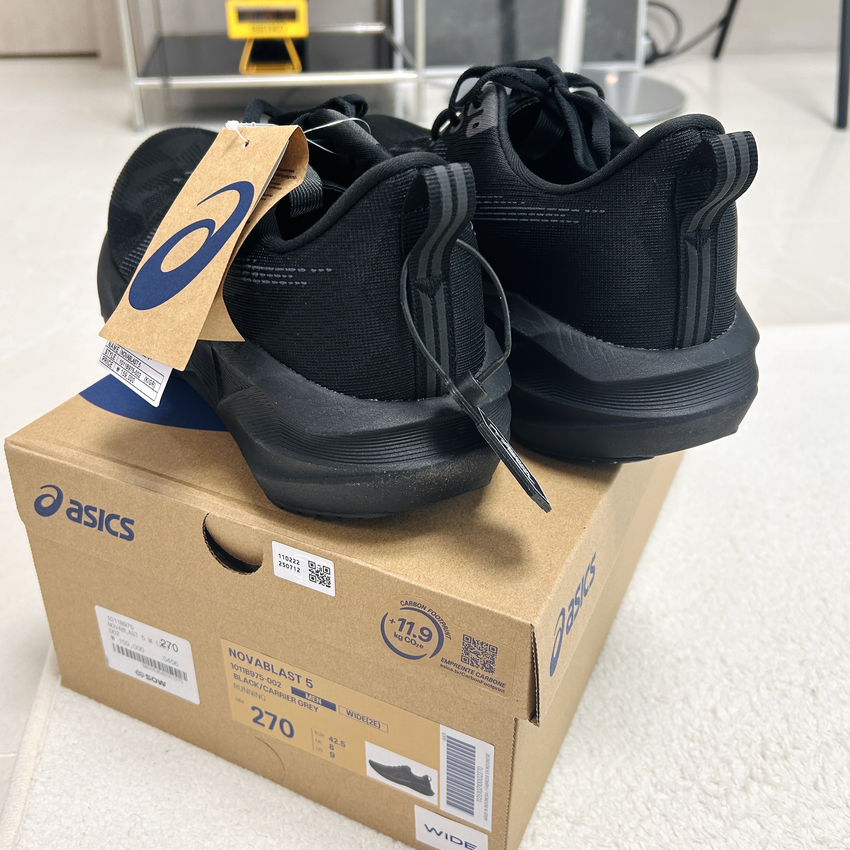 Asics Novablast 5 Black Carrier Grey - 2E Wide 착용 스타일 - 5