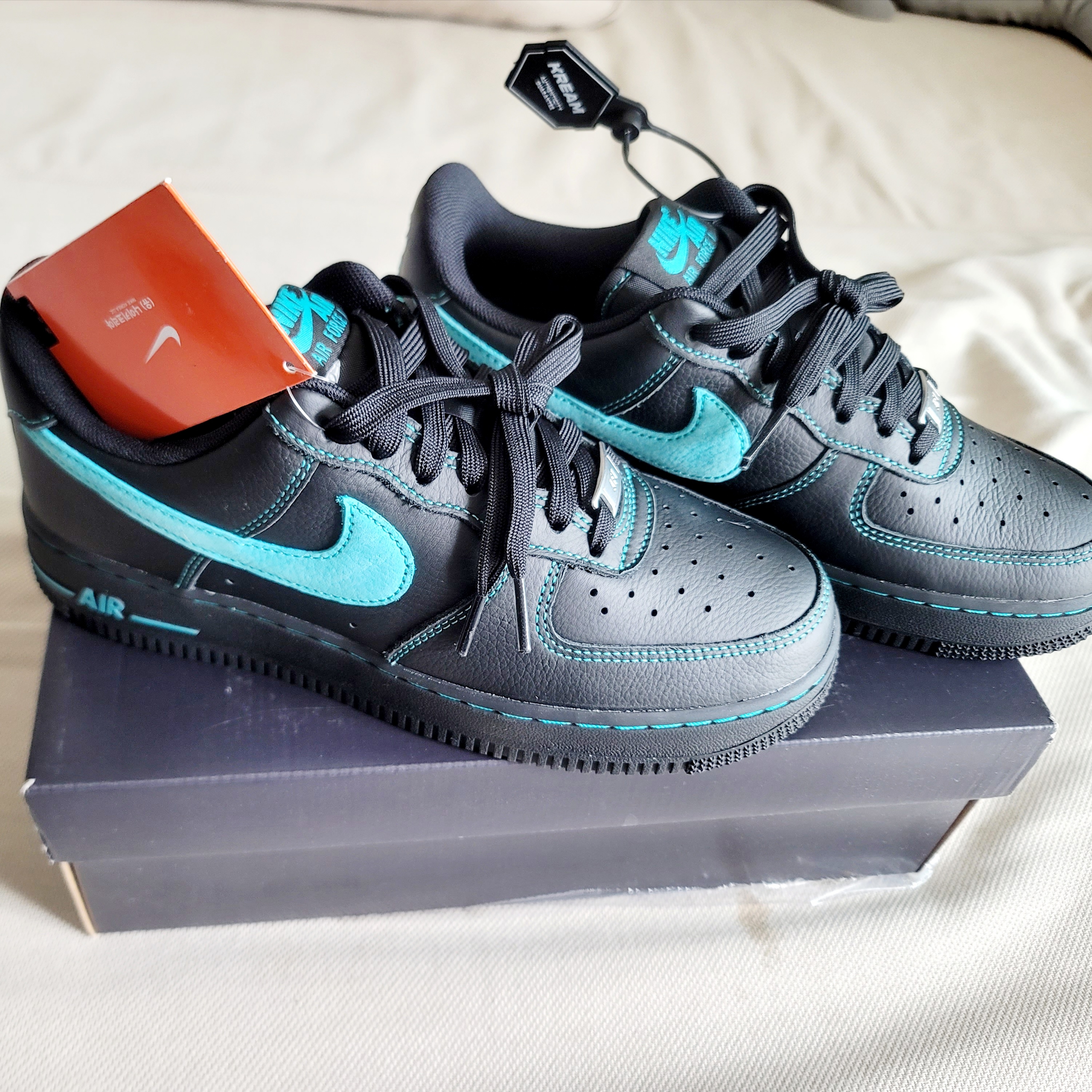 Nike Air Force 1 Low Black Aurora Green 착용 스타일 - 1