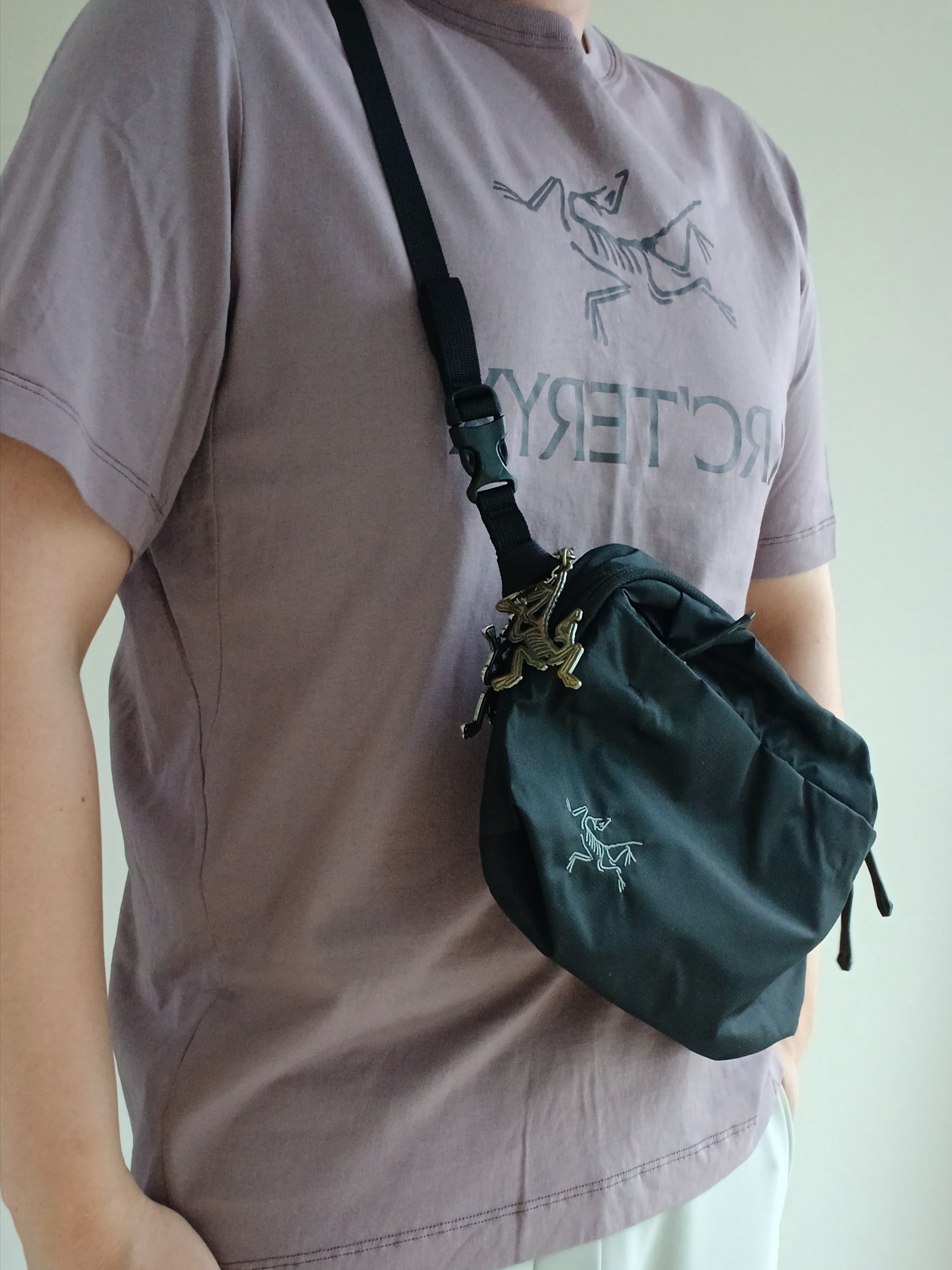 Arc'teryx Heliad 6 Crossbody Bag Black, Arc'teryx Keyring Metal 착용 스타일 - 1