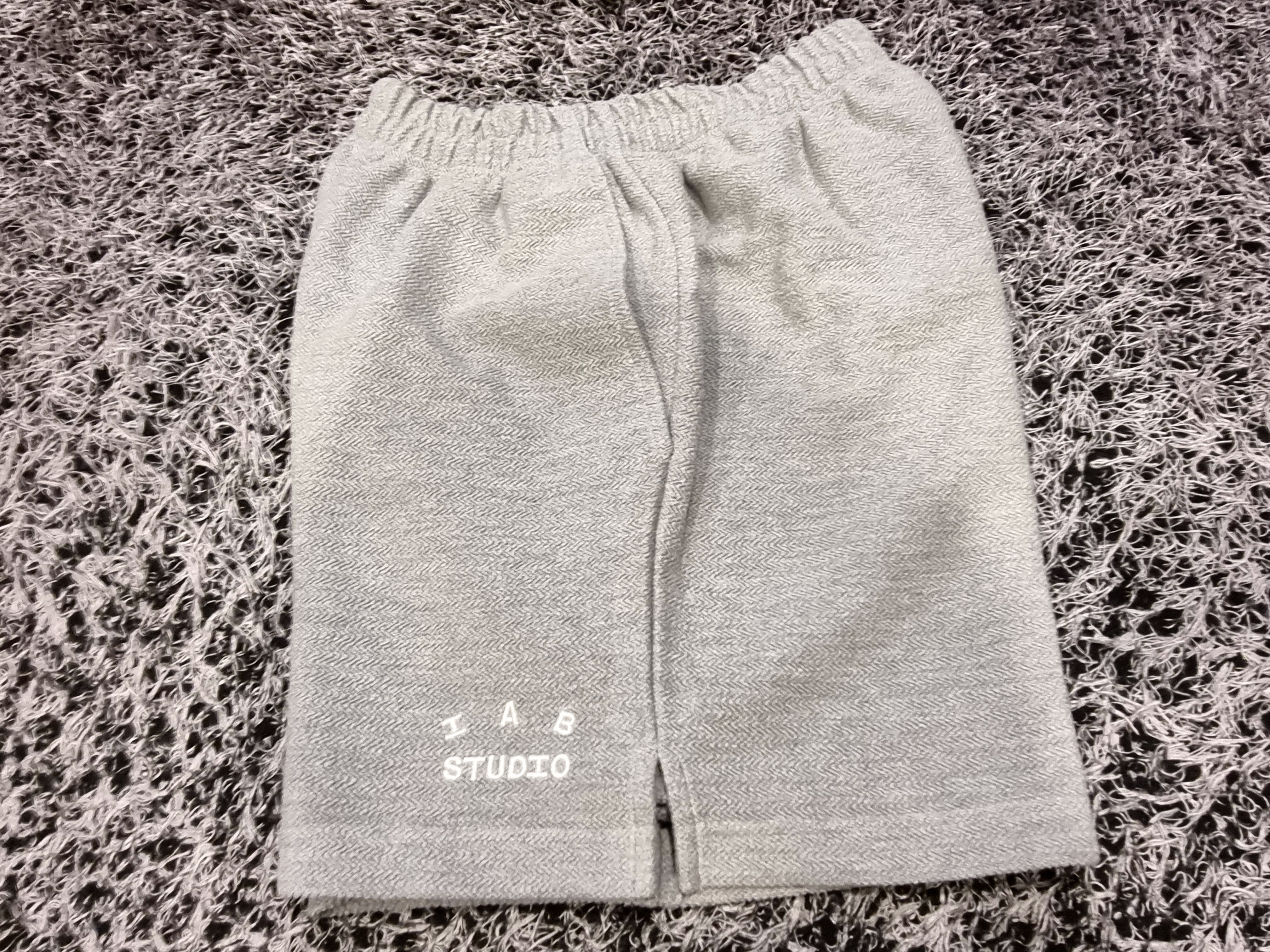 IAB Studio Herringbone Shorts Gray White 착용 스타일 - 1
