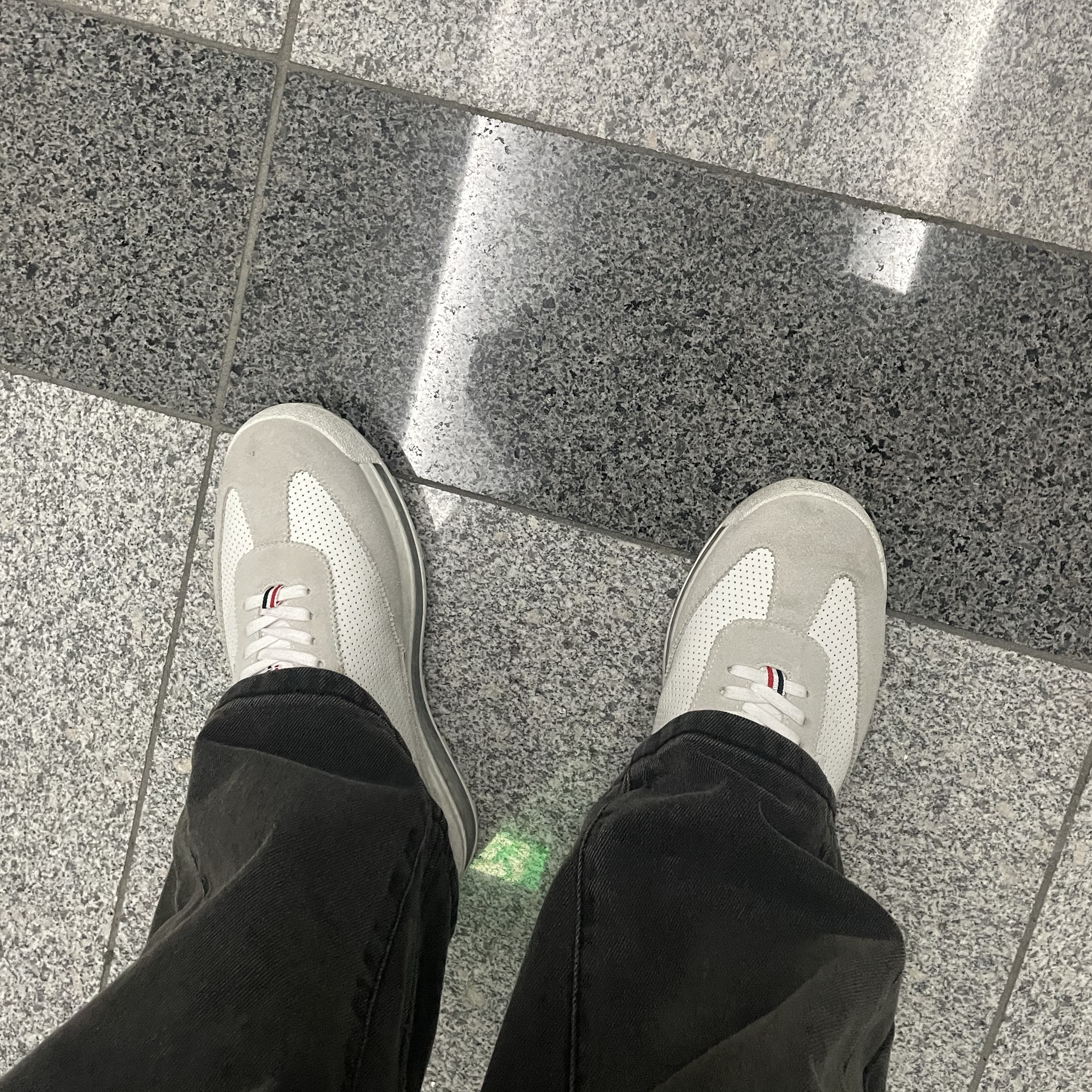 Thom Browne Vitello Calf Leather Clear Sole Tech Runner White 착용 스타일