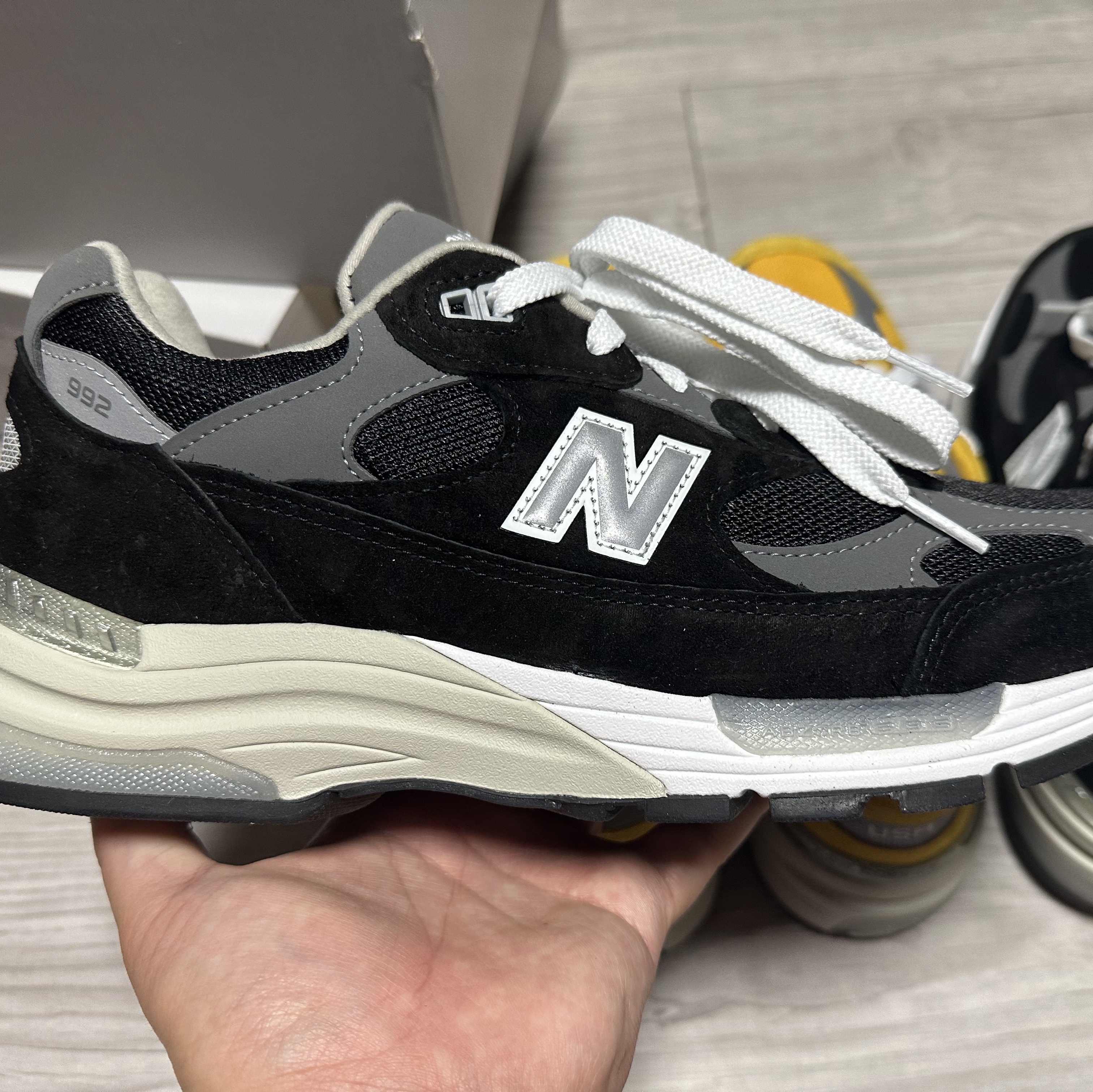 New Balance 992 Made in USA Core Black Grey 착용 스타일 - 2