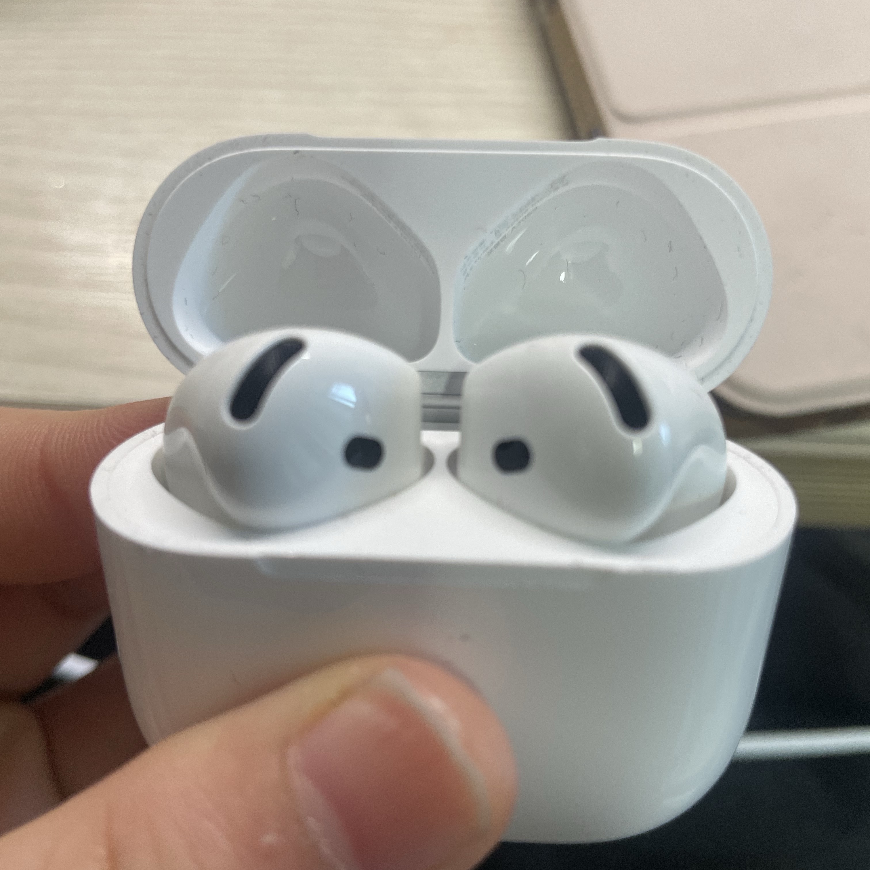 Apple AirPods 4th Gen with Active Noise Cancellation (Korean Ver.) 착용 스타일 - 1