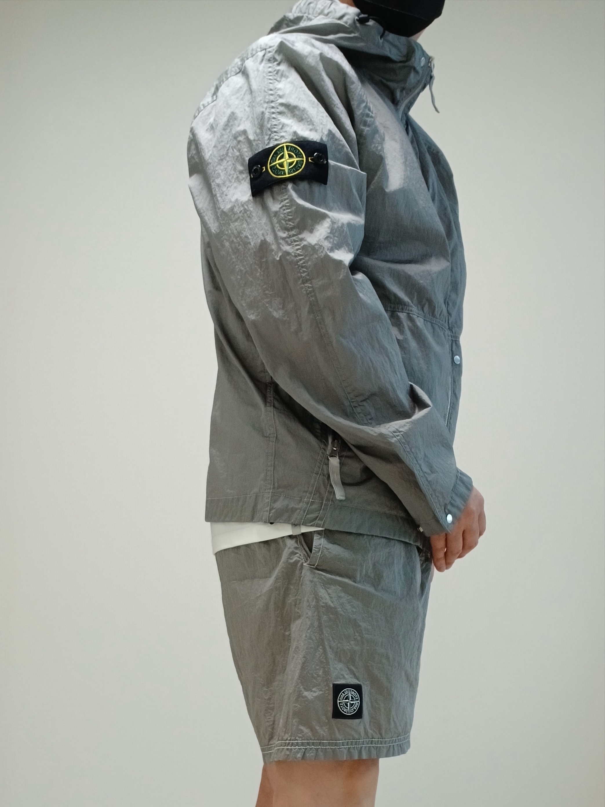 Stone Island 4100097 Nylon Metal Watro-Tc in Econyl Hooded Jacket Pearl Grey - 25SS, Arc'teryx Captive Arc'word SS T-Shirt White Light 착용 스타일 - 4
