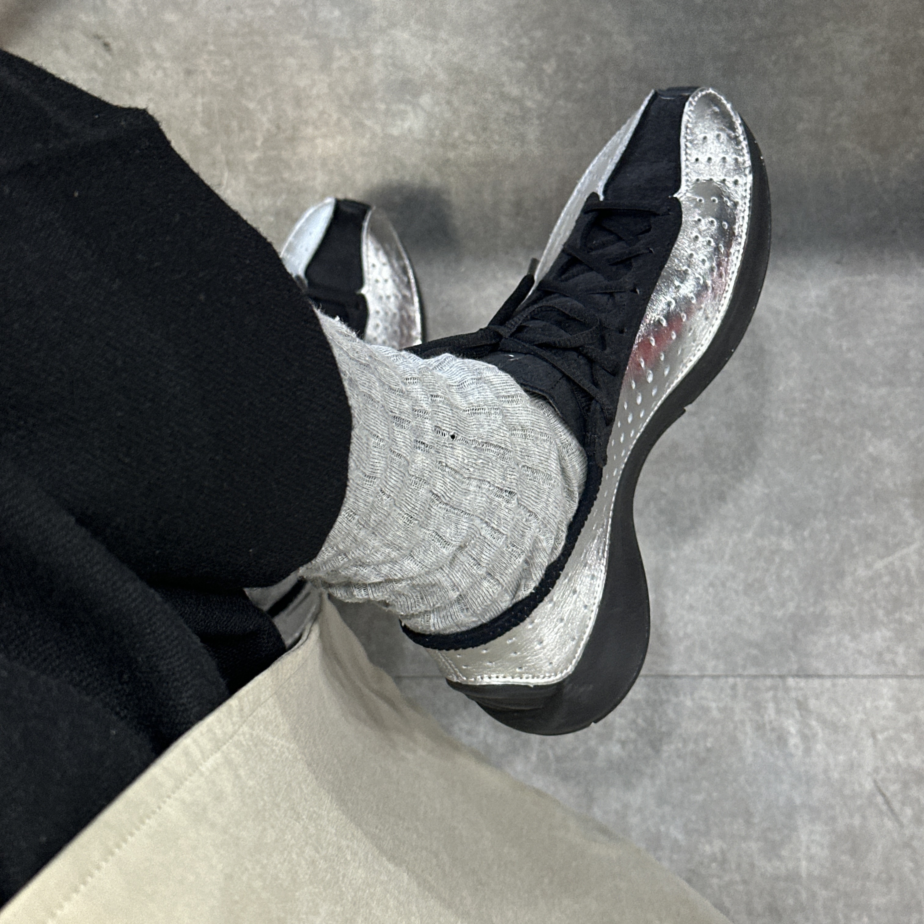 (W) Nike Air Superfly Metallic Silver and Black 착용 스타일 - 3