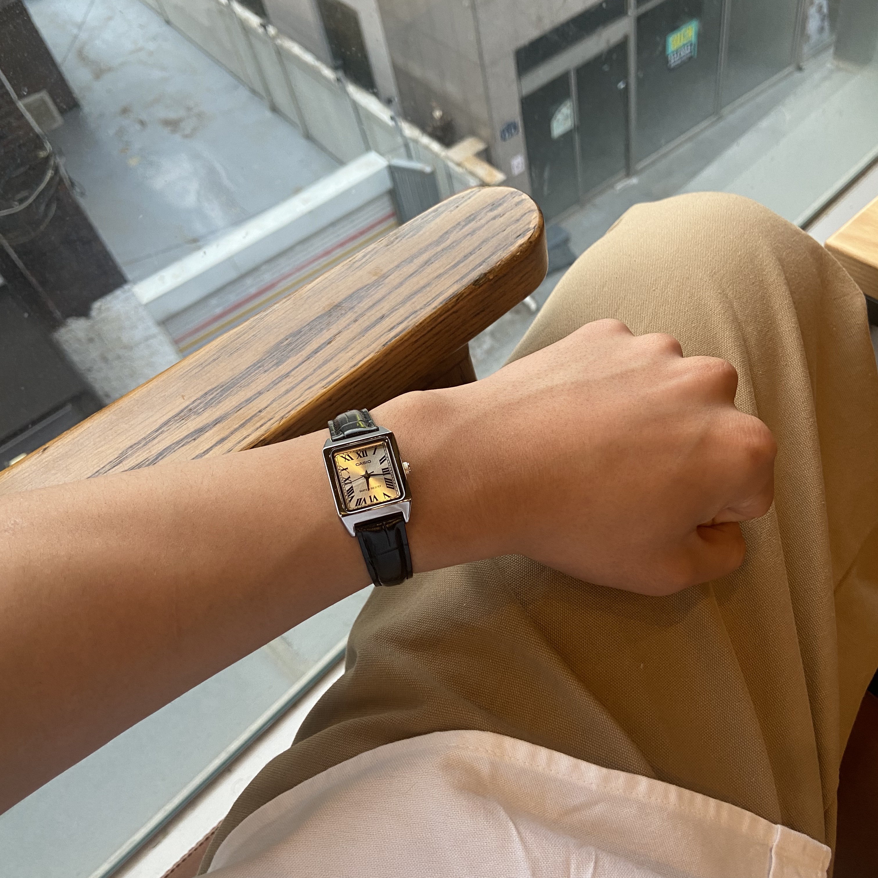 Casio LTP-V007L-7B1 착용 스타일
