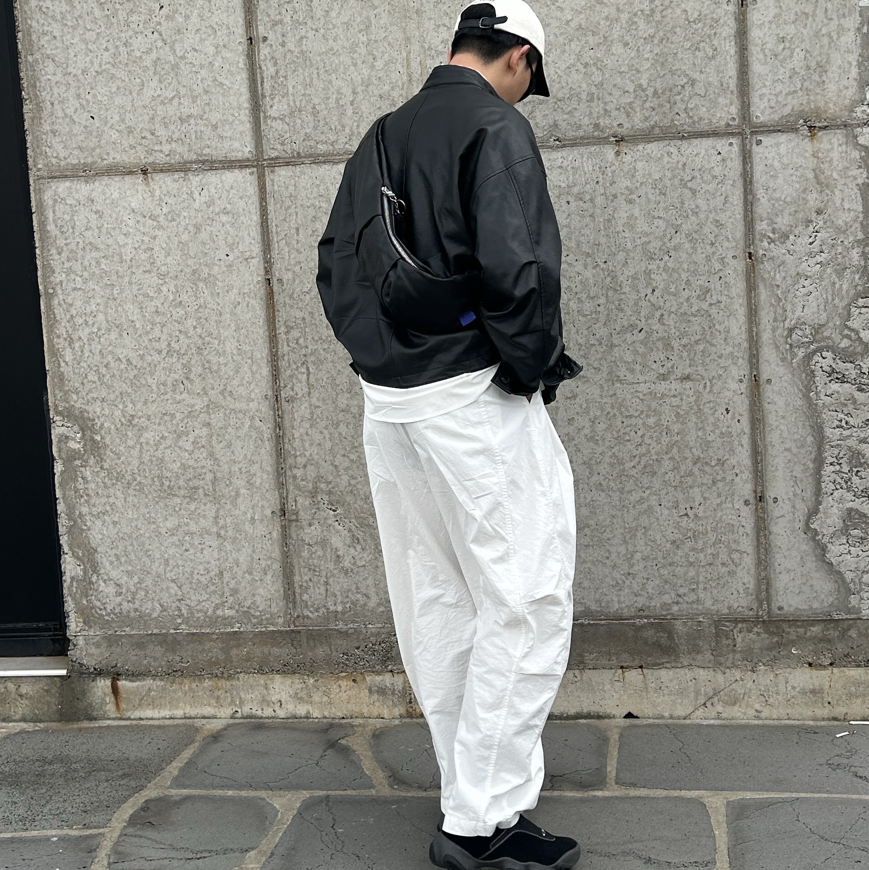 오클리 팩토리 팀 x 브레인 데드 스웨이드 플래시 캐비어 메쉬 블랙, 아더에러 x 자라 매듭 레더 숄더백 블랙 착용 스타일 - 5