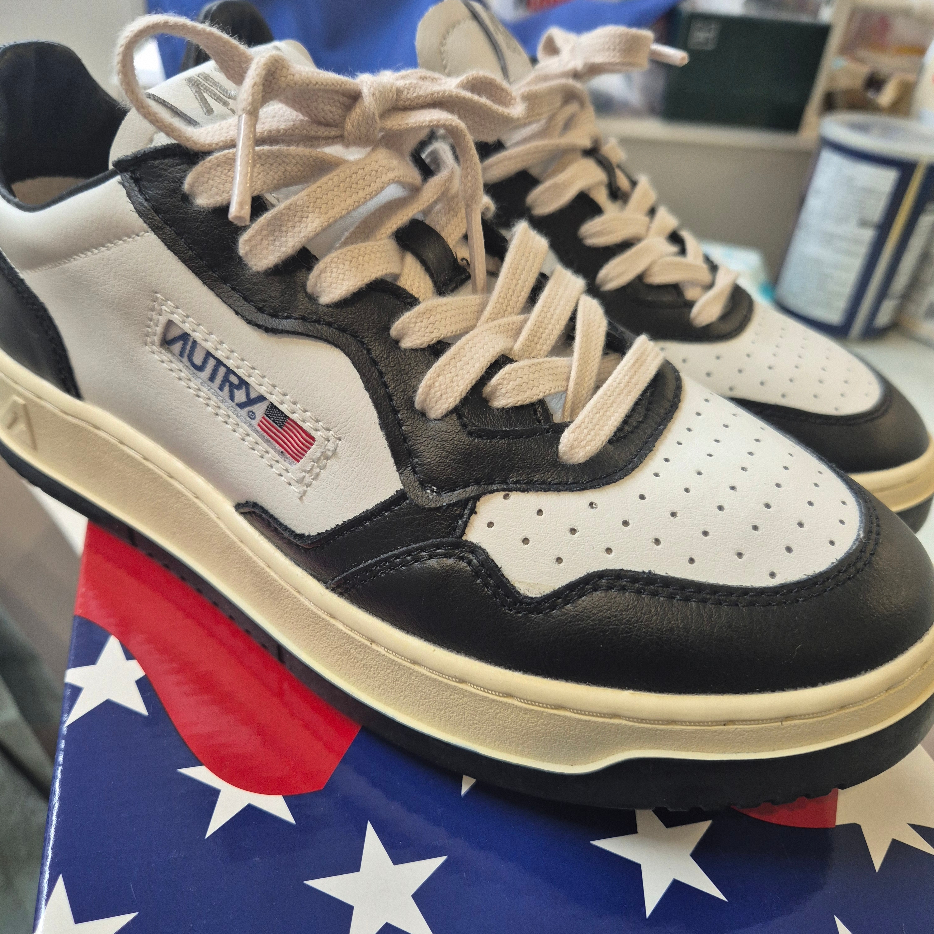 Autry Medalist Low Leather Sneakers Black White 착용 스타일