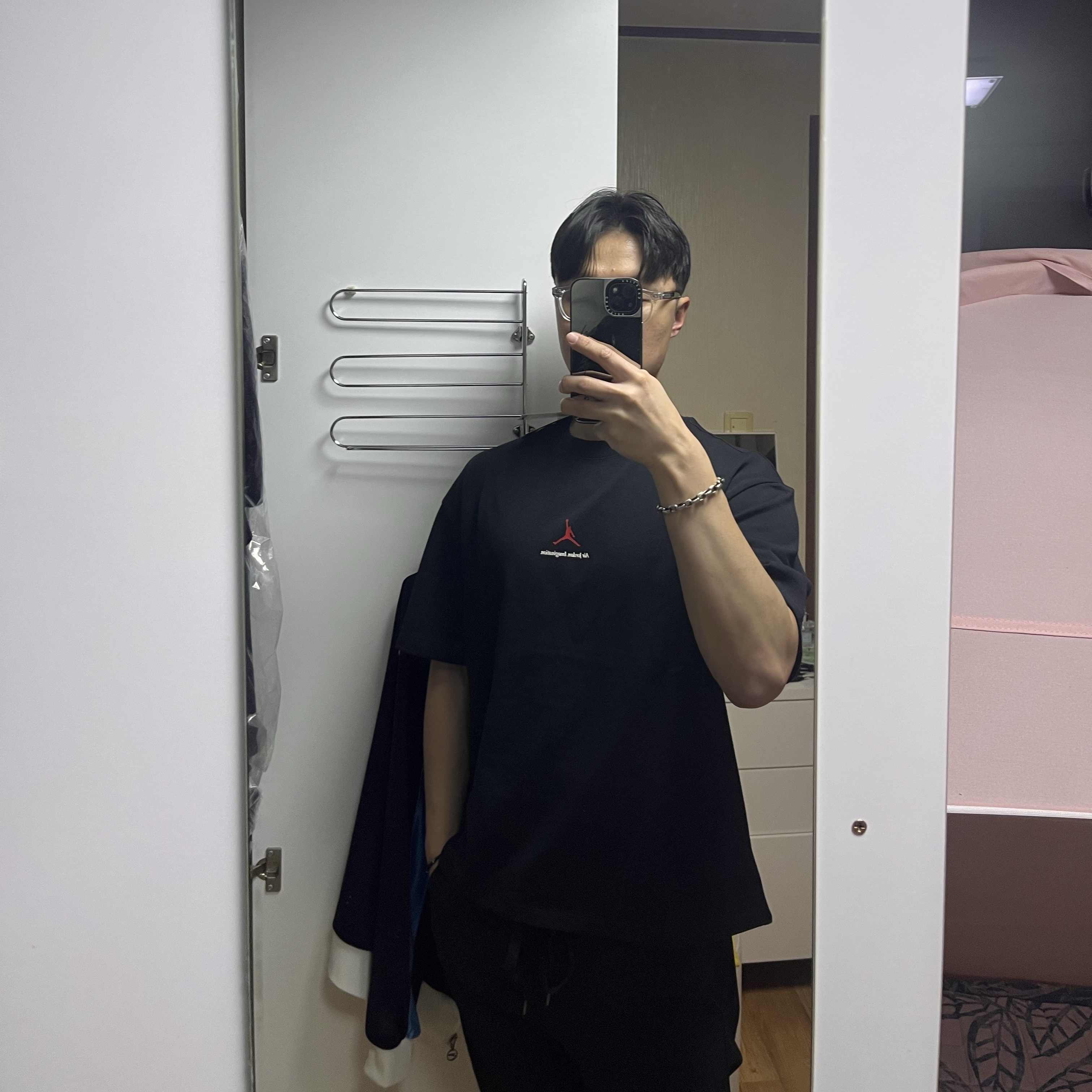 Jordan x Nigel Sylvester T-Shirt White (HQ1736-100), Jordan x Nigel Sylvester T-Shirt Black (HQ1736-010) 착용 스타일 - 3