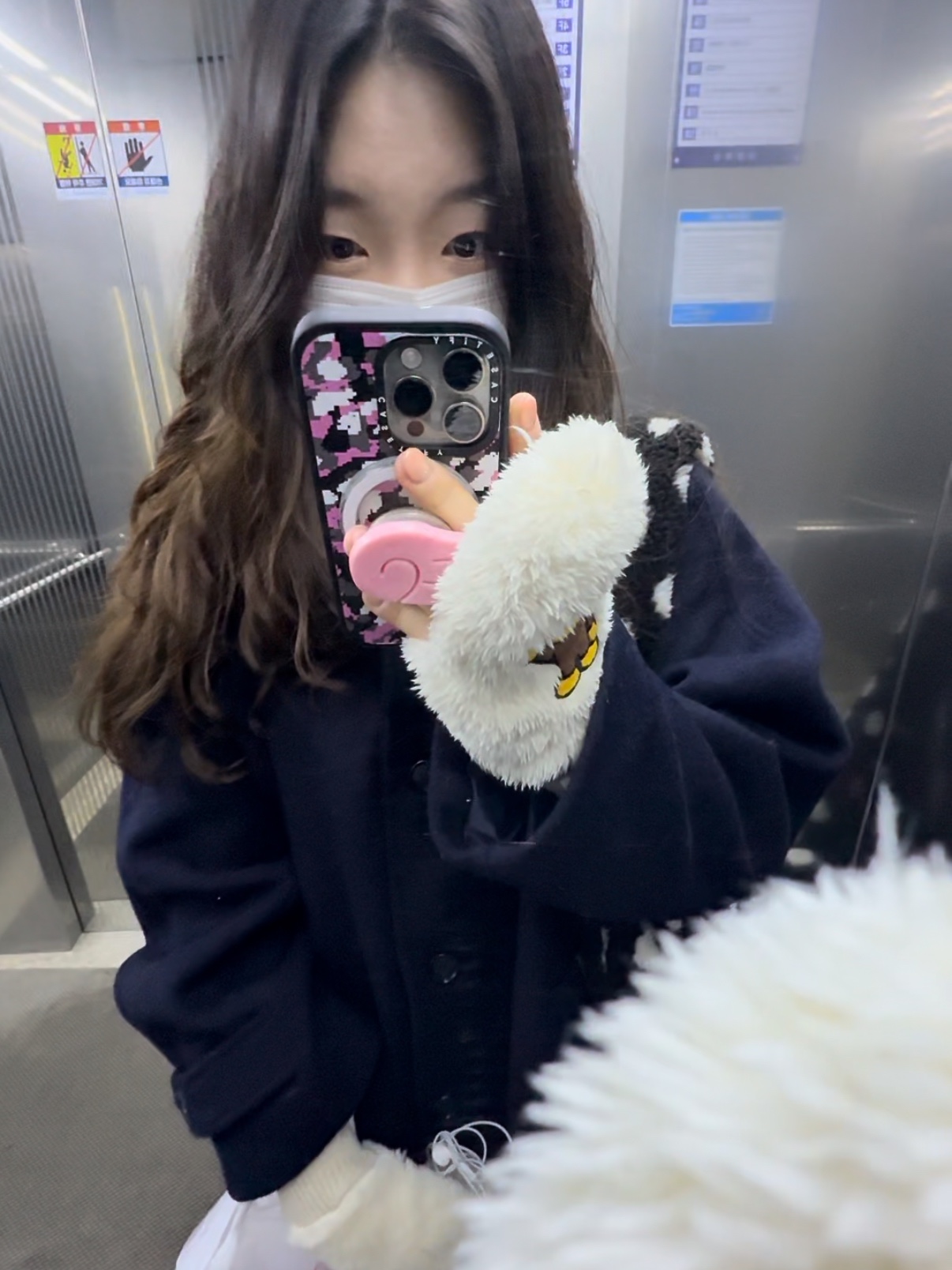 BAPE Baby Milo Gloves Ivory 착용 스타일 - 1