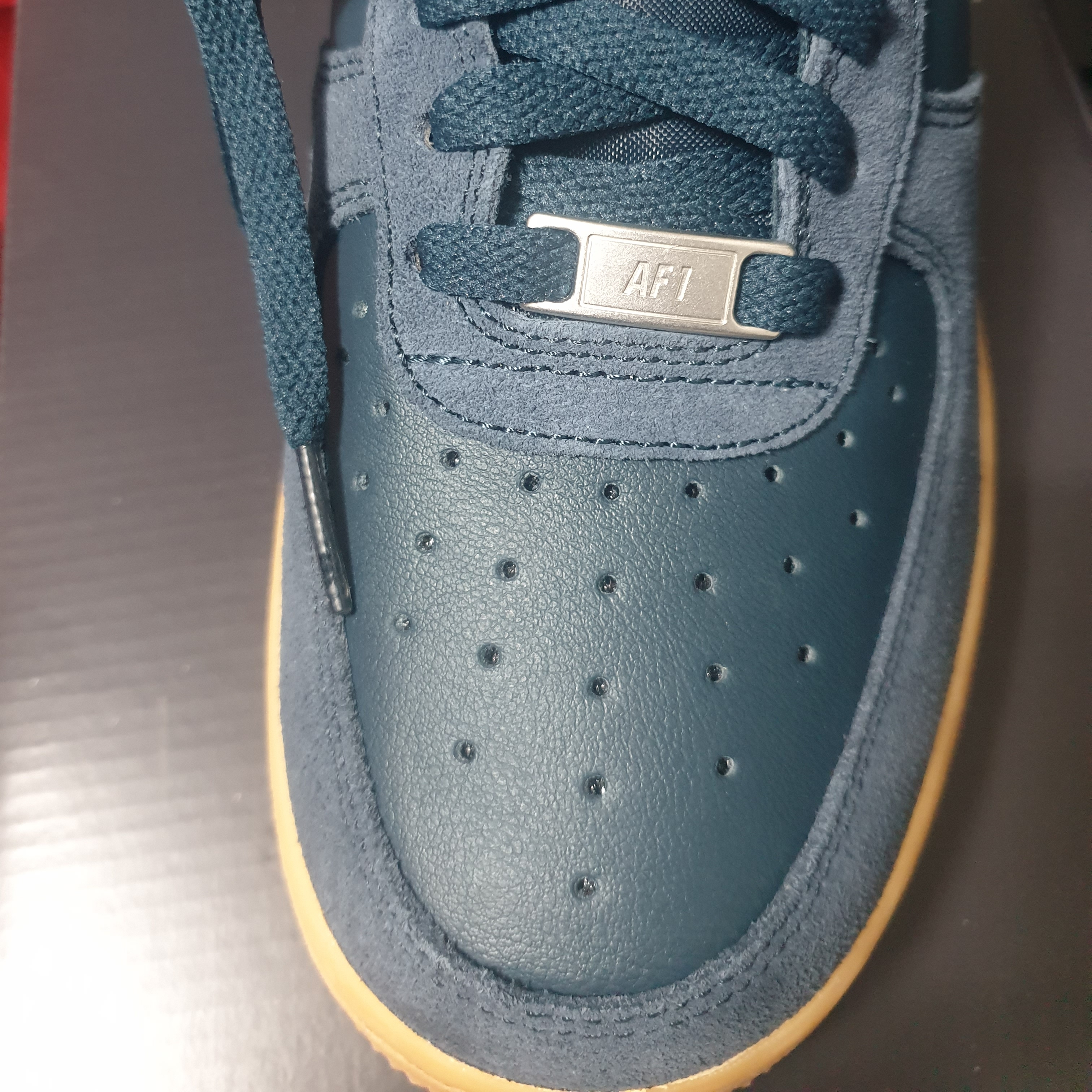 Nike Air Force 1 '07 LV8 Armory Navy Gum Light Brown 착용 스타일