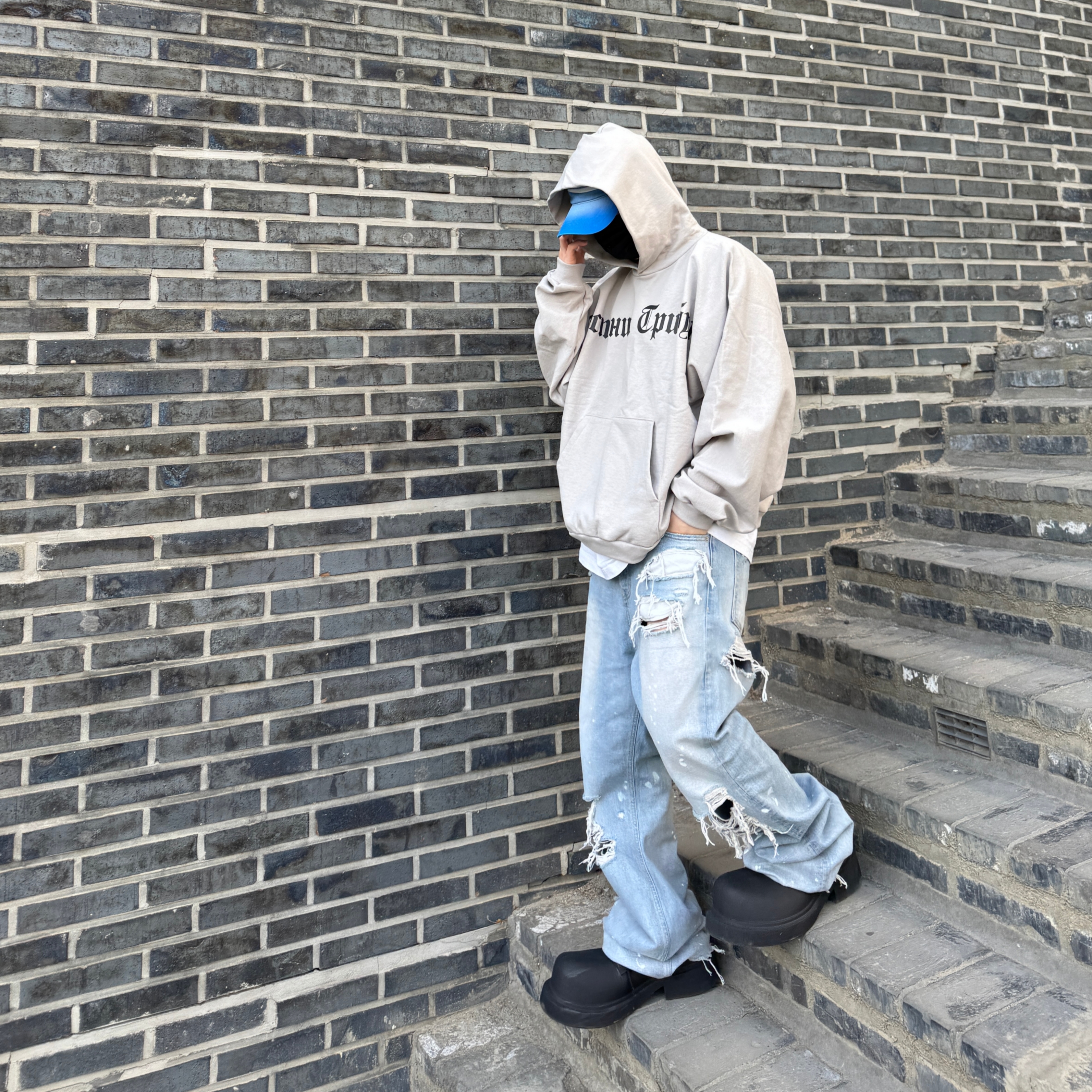Yeezy x Gosha Rubchinskiy Tribune Herald HD-01 Hoodie Mocha, Project G/R Distressed Flare Jeans Blue 착용 스타일 - 1