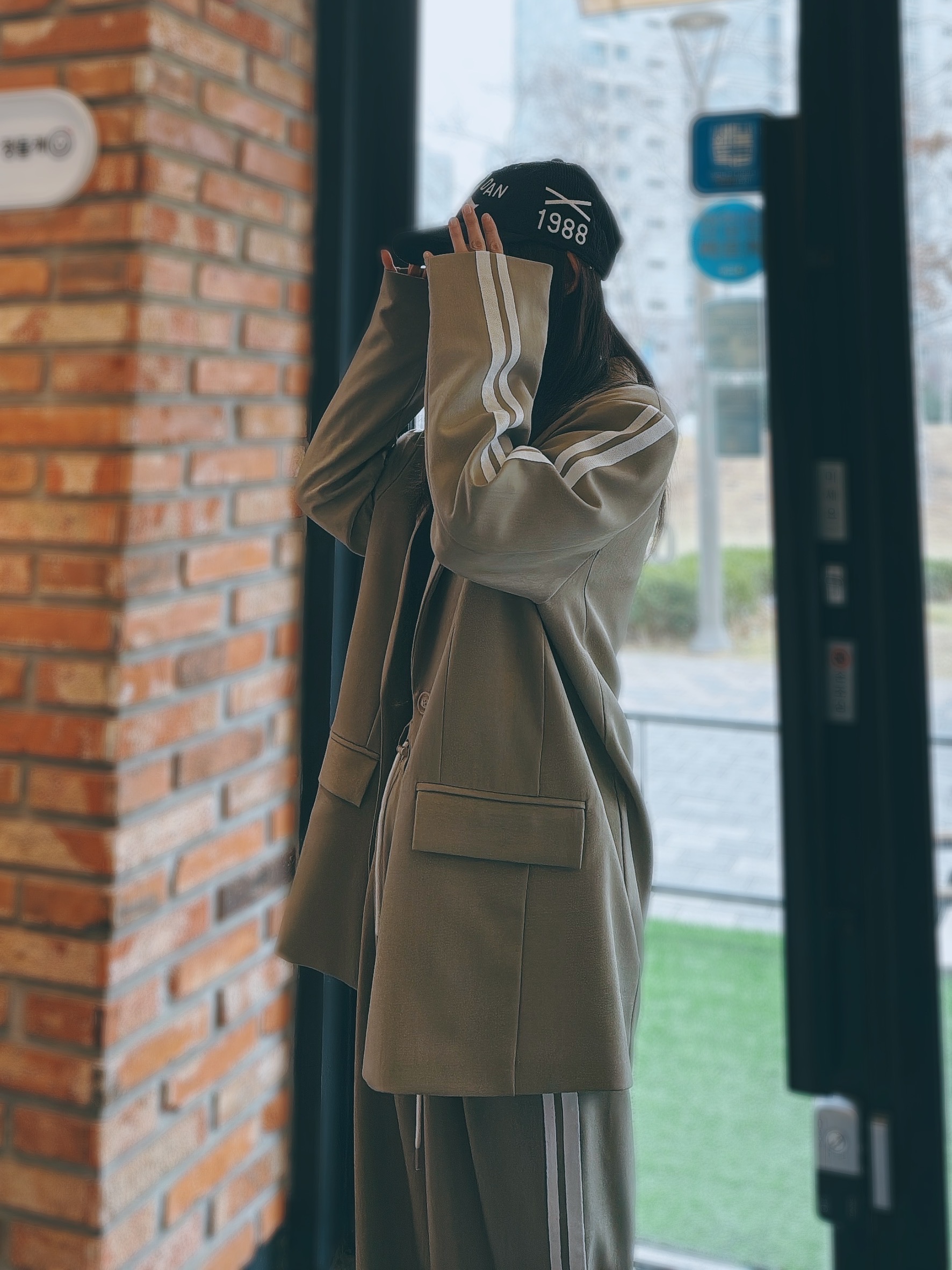 Jordan x Nina Chanel Abney Club Cap Black, Adidas Gazelle Indoor Core Black Cloud White 착용 스타일 - 5