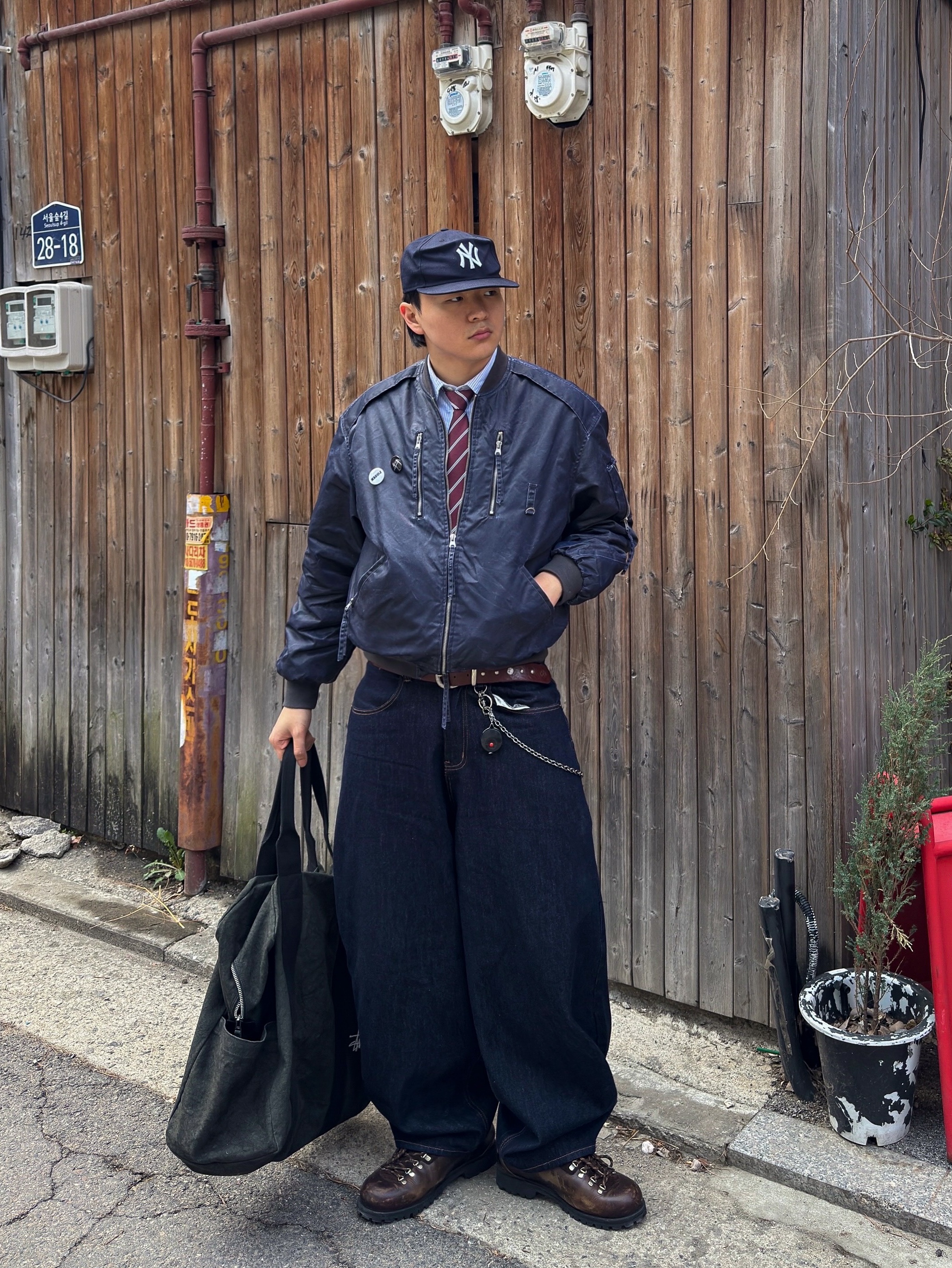 Stussy Canvas Flight Bag Washed Black 착용 스타일 - 2