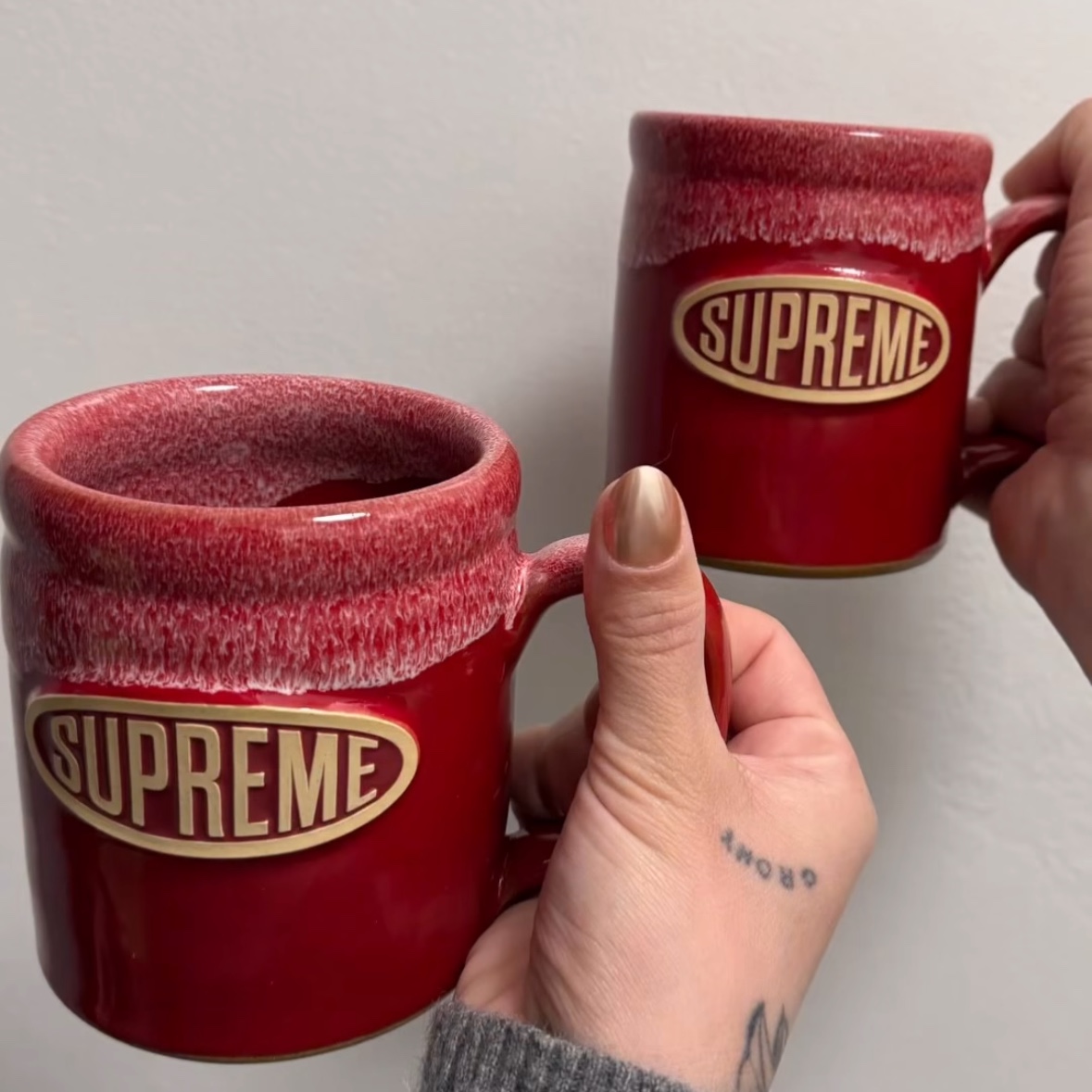 Supreme x Deneen Camper Mug Red - 25SS 착용 스타일