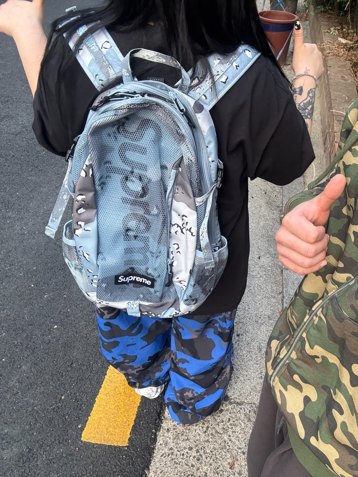 Supreme Backpack Woodland Camo - 24SS, Monamhee x Peaceminusone Daihee Plush Keyring 착용 스타일 - 2