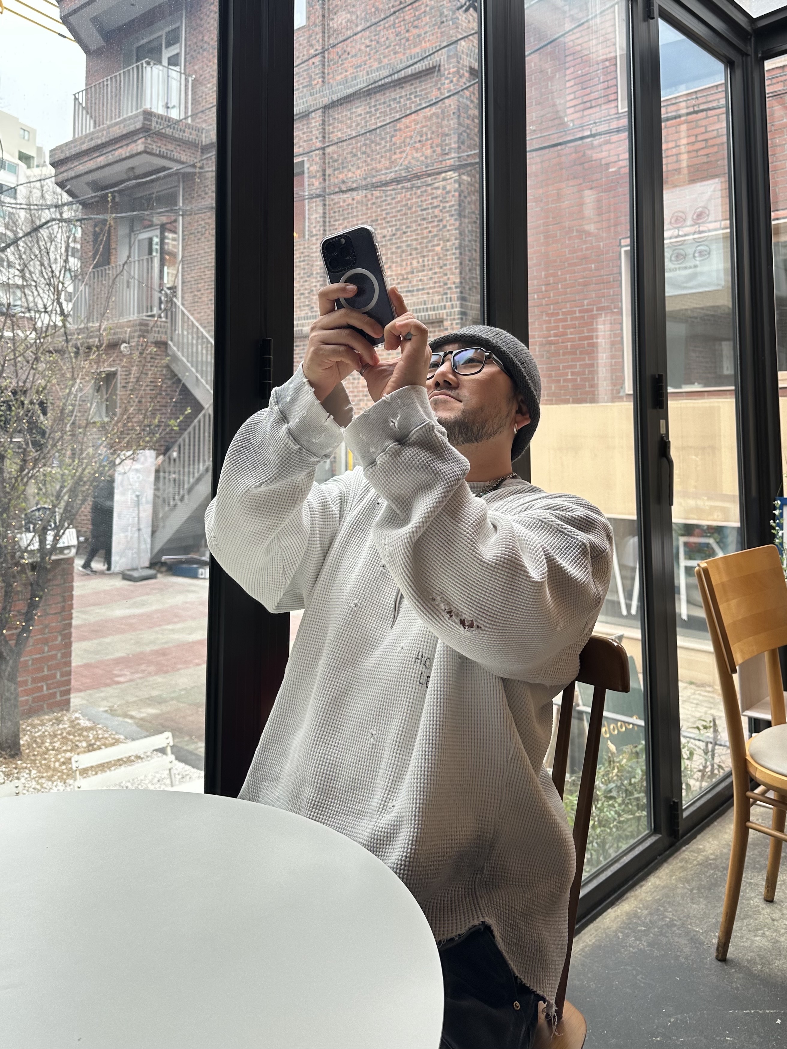 메종 미하라 야스히로 블레이키 VL OG 솔 캔버스 로우탑 스니커즈 화이트, 홈리스 헤비 와플 롱슬리브 더티 화이트 착용 스타일 - 9