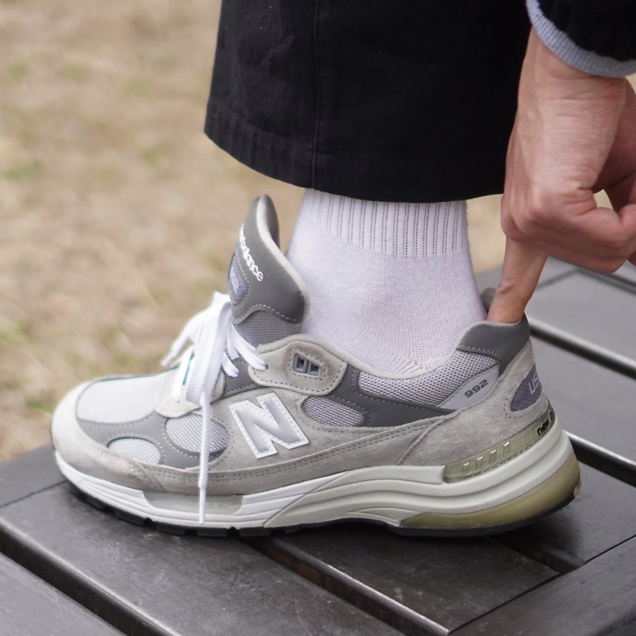 New Balance 992 Made in USA Core Grey Silver Metallic 착용 스타일 - 1
