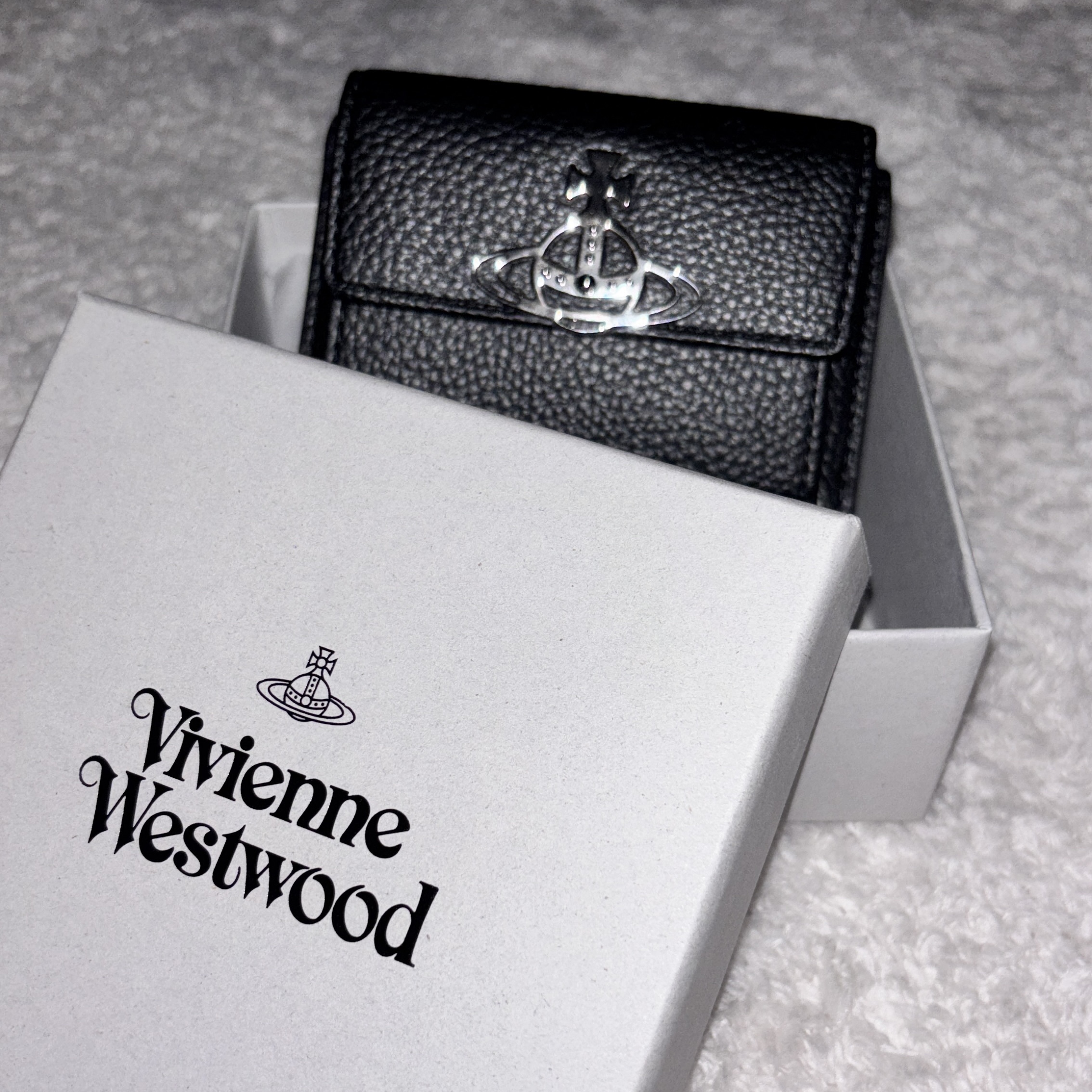 Vivienne Westwood Orb Flap Bi-Fold Wallet Black 착용 스타일
