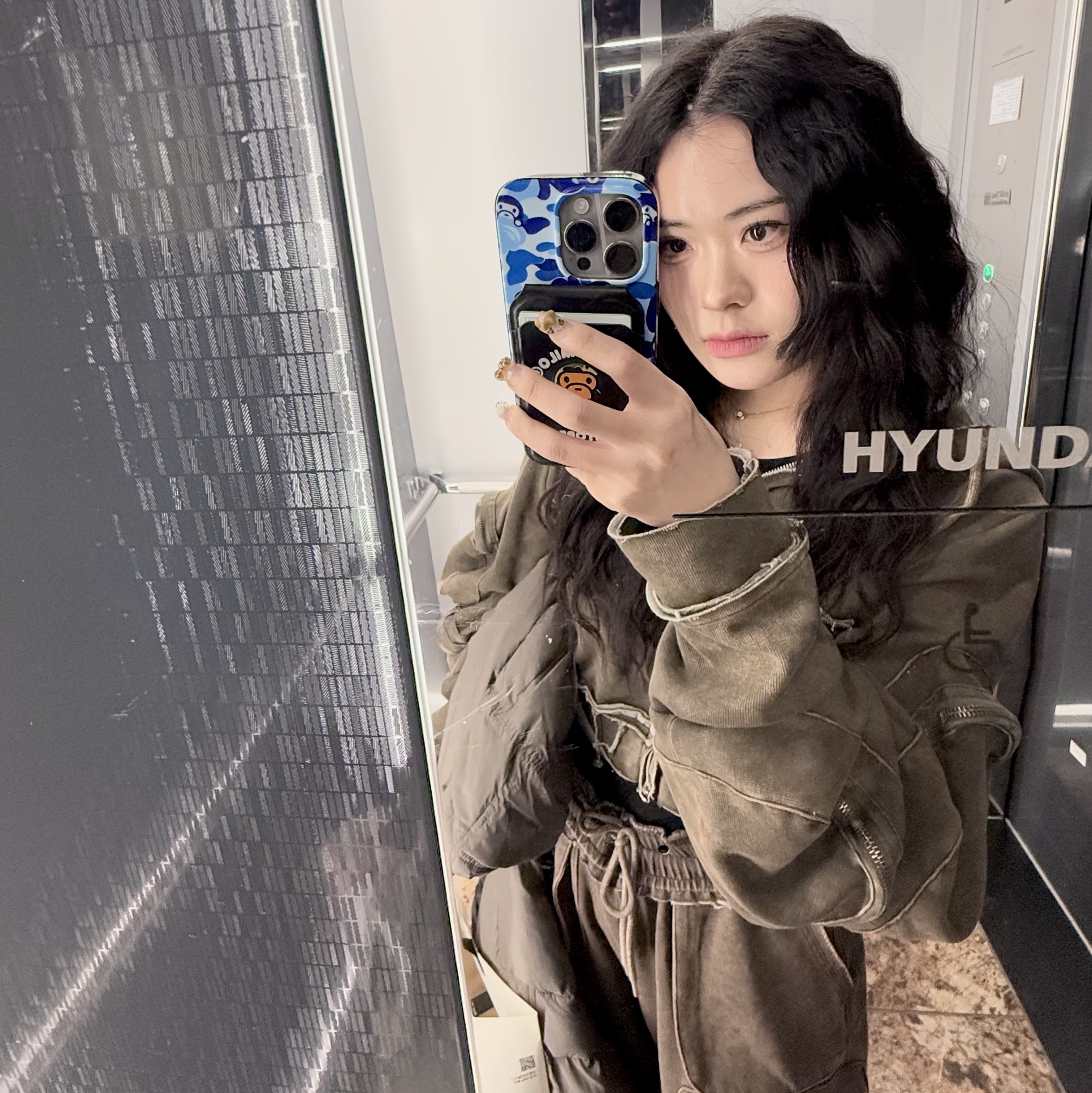 BAPE ABC Milo Camo iPhone 16 Case Blue 착용 스타일 - 1