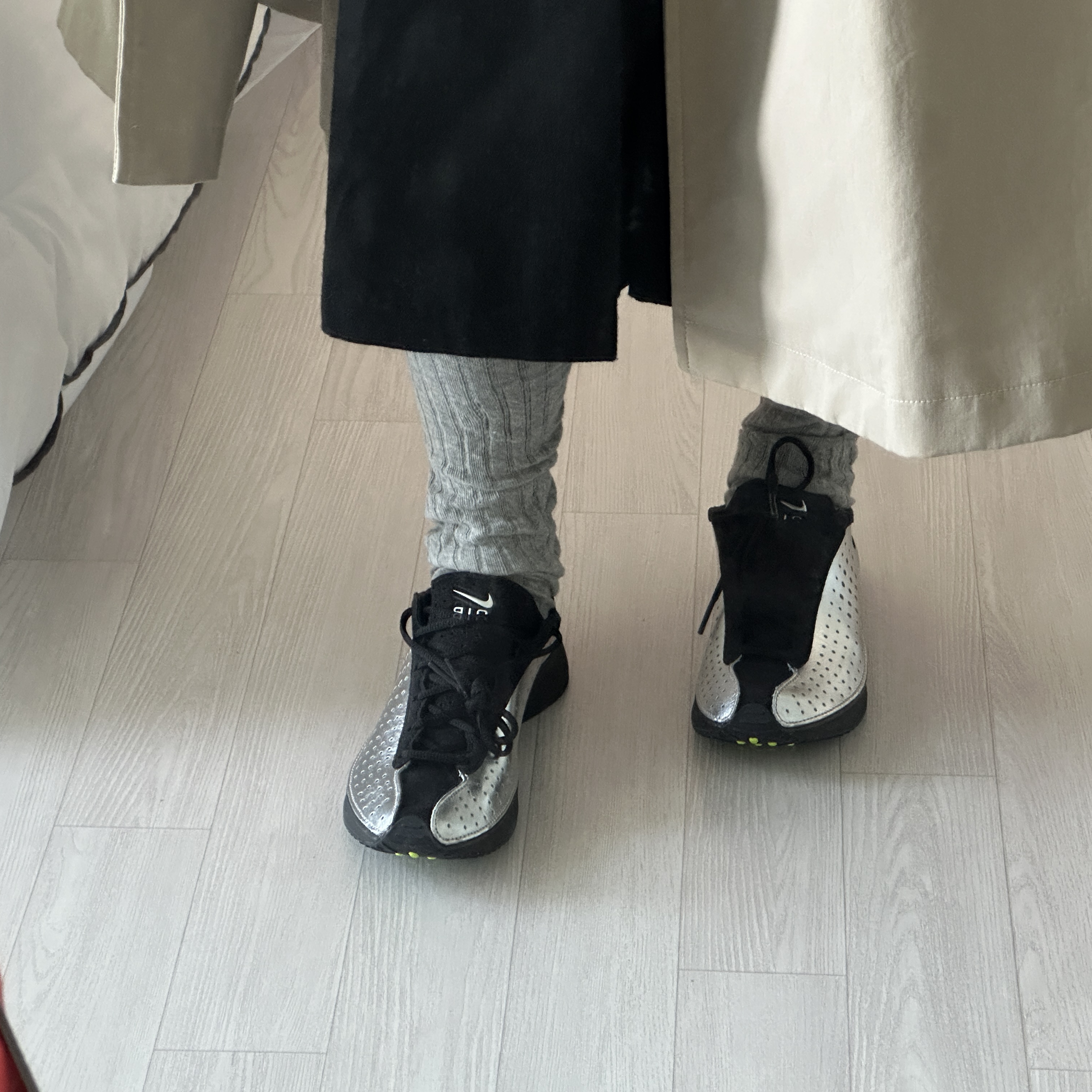 (W) Nike Air Superfly Metallic Silver and Black 착용 스타일 - 2